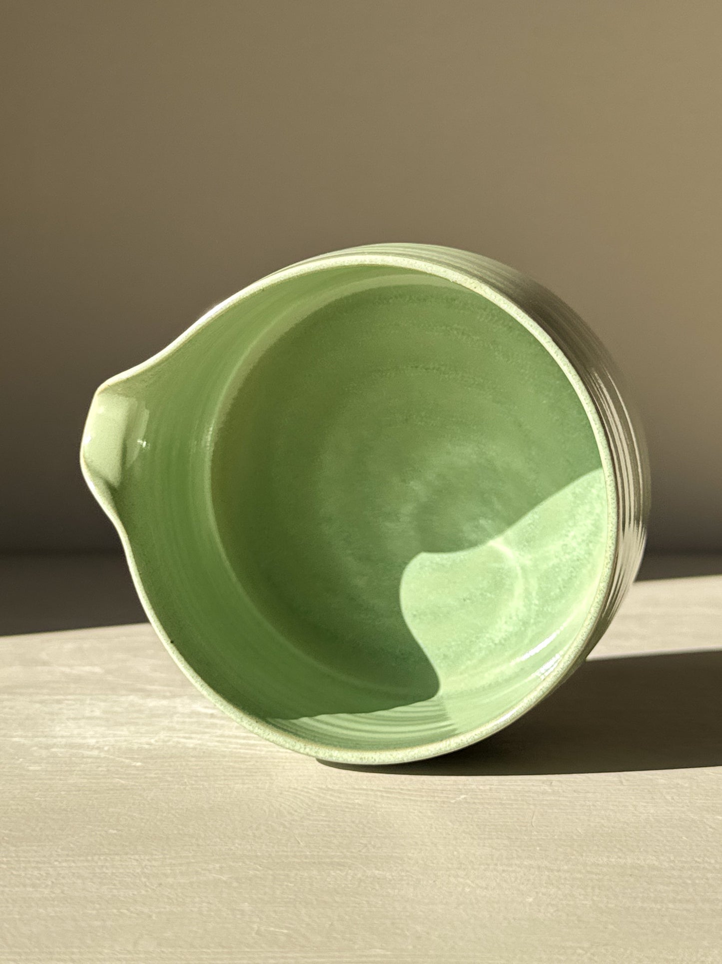 Matcha Kom met schenktout - Sage Glazuur #02