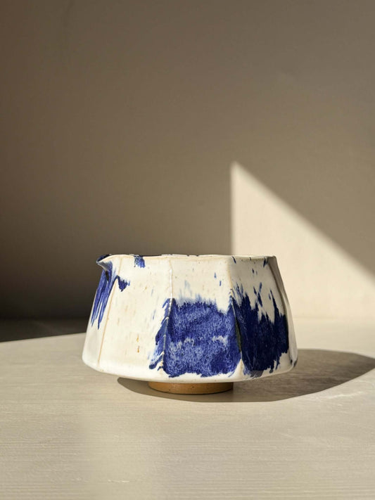 Matcha Kom met Faceten en Schenktuit – Kobaltblauw & Glanzend Wit Glazuur #01