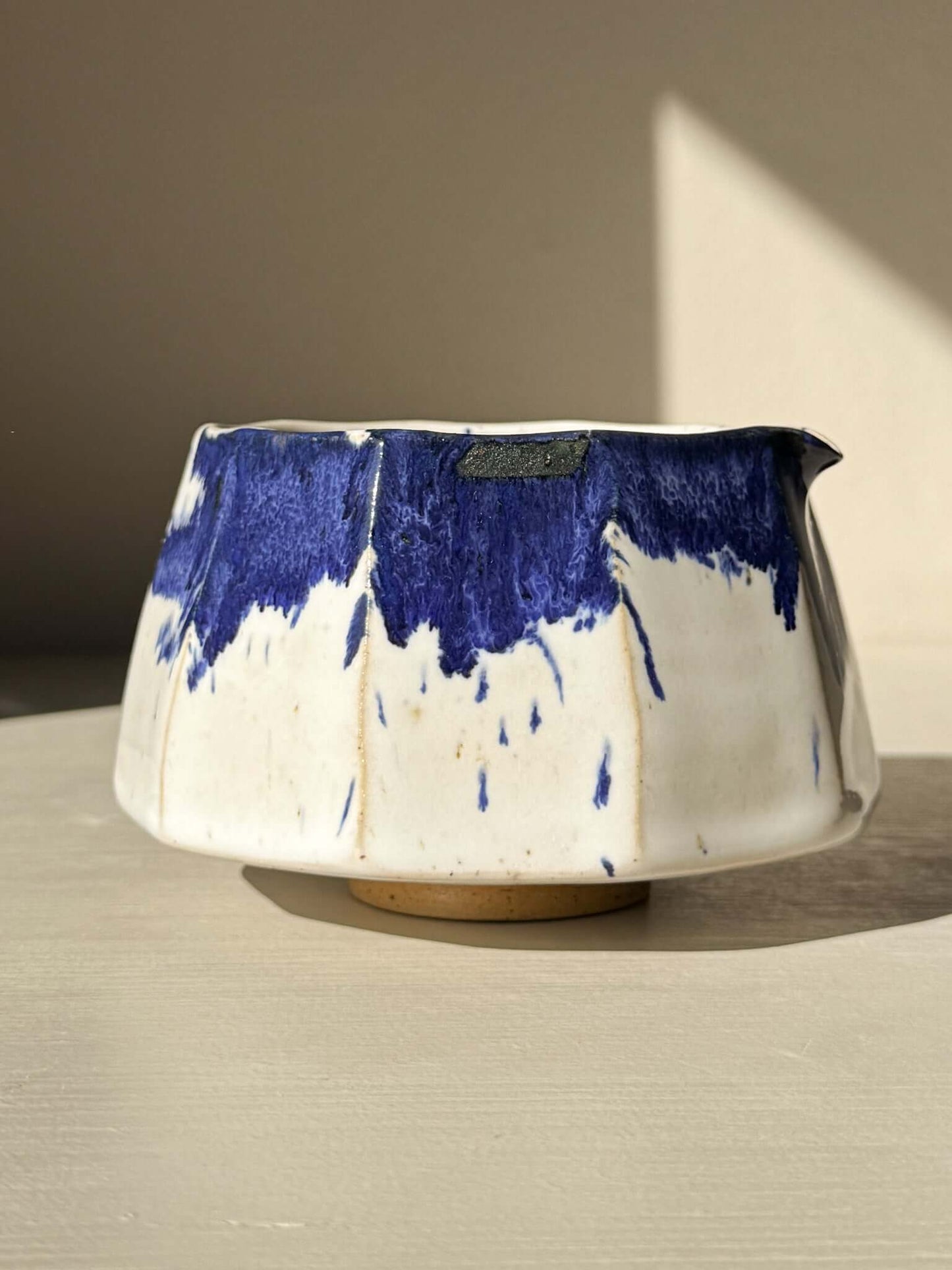 Faceted Matcha Bowl with Spout – White & Blue #01