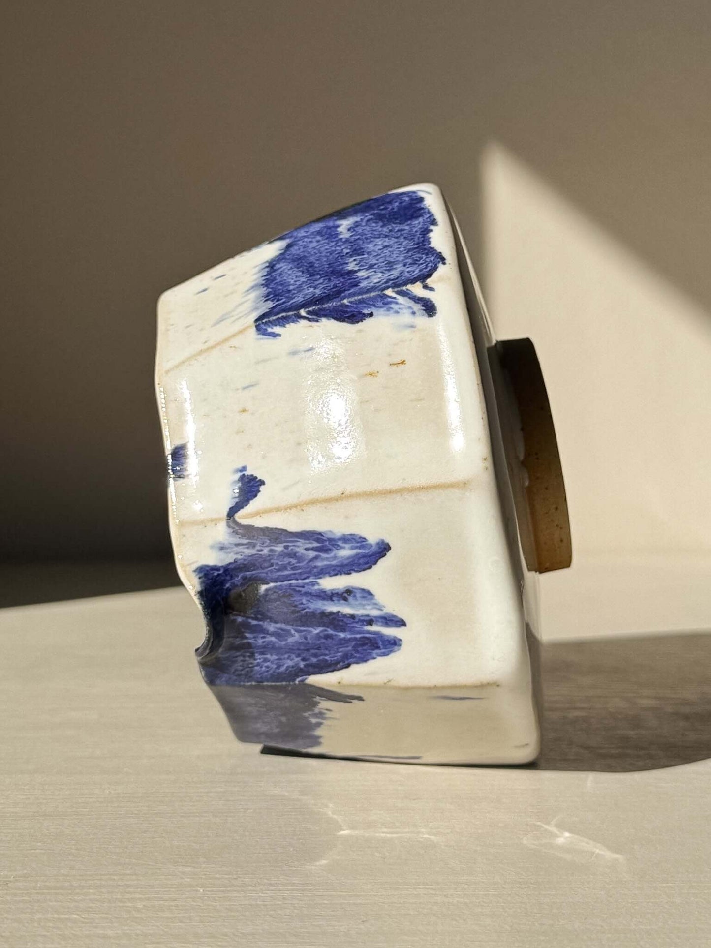 Faceted Matcha Bowl with Spout – White & Blue #01