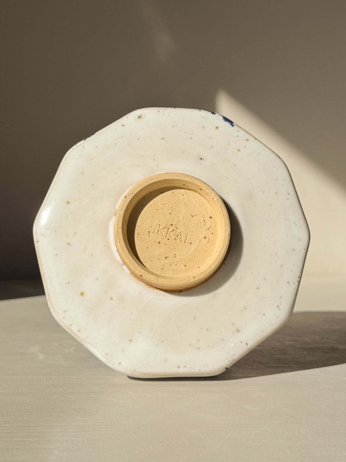 Faceted Matcha Bowl with Spout – White & Blue #01