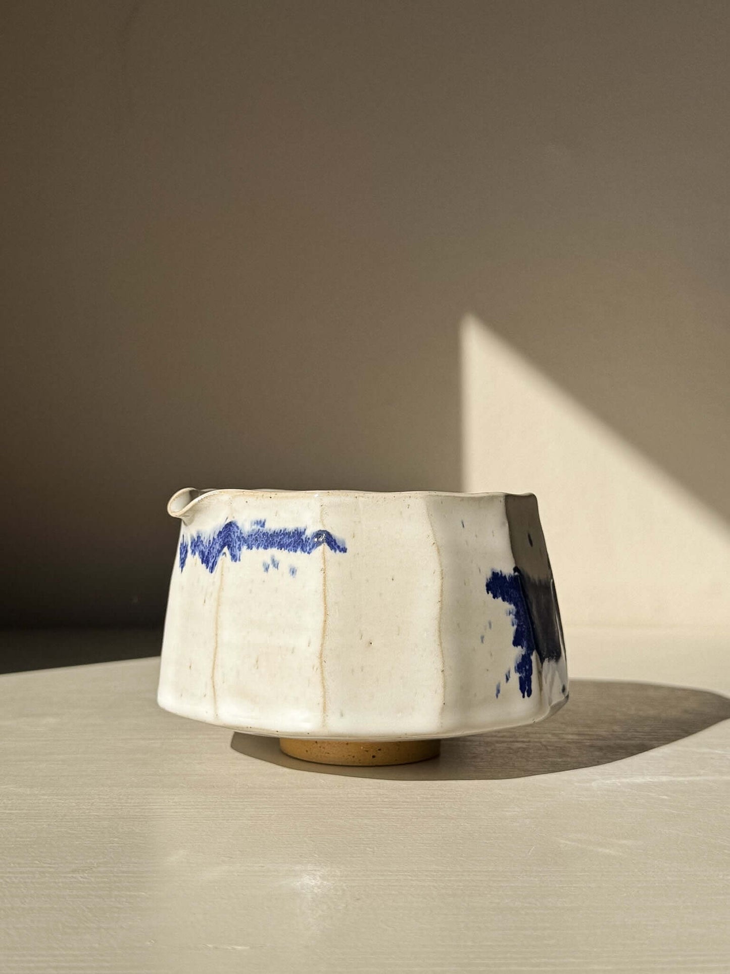 Faceted Matcha Bowl with Spout – White & Blue #02