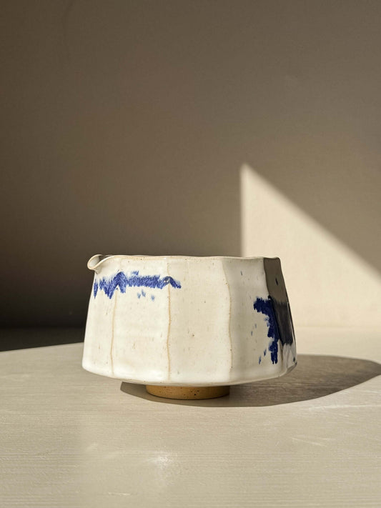 Matcha Kom met Facetten en Schenktuit  - Kobaltblauw & Glanzend Wit Glazuur #02