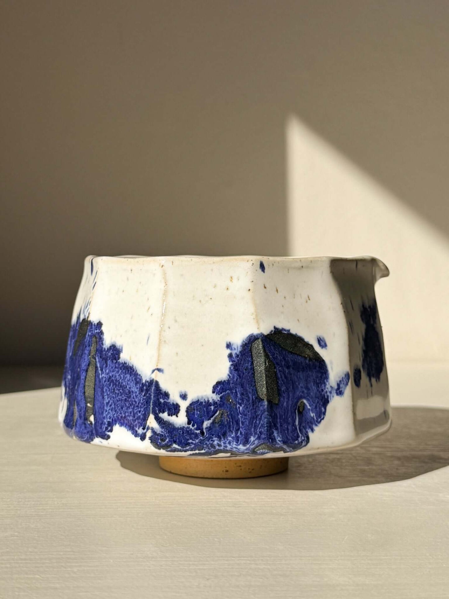 Faceted Matcha Bowl with Spout – White & Blue #02