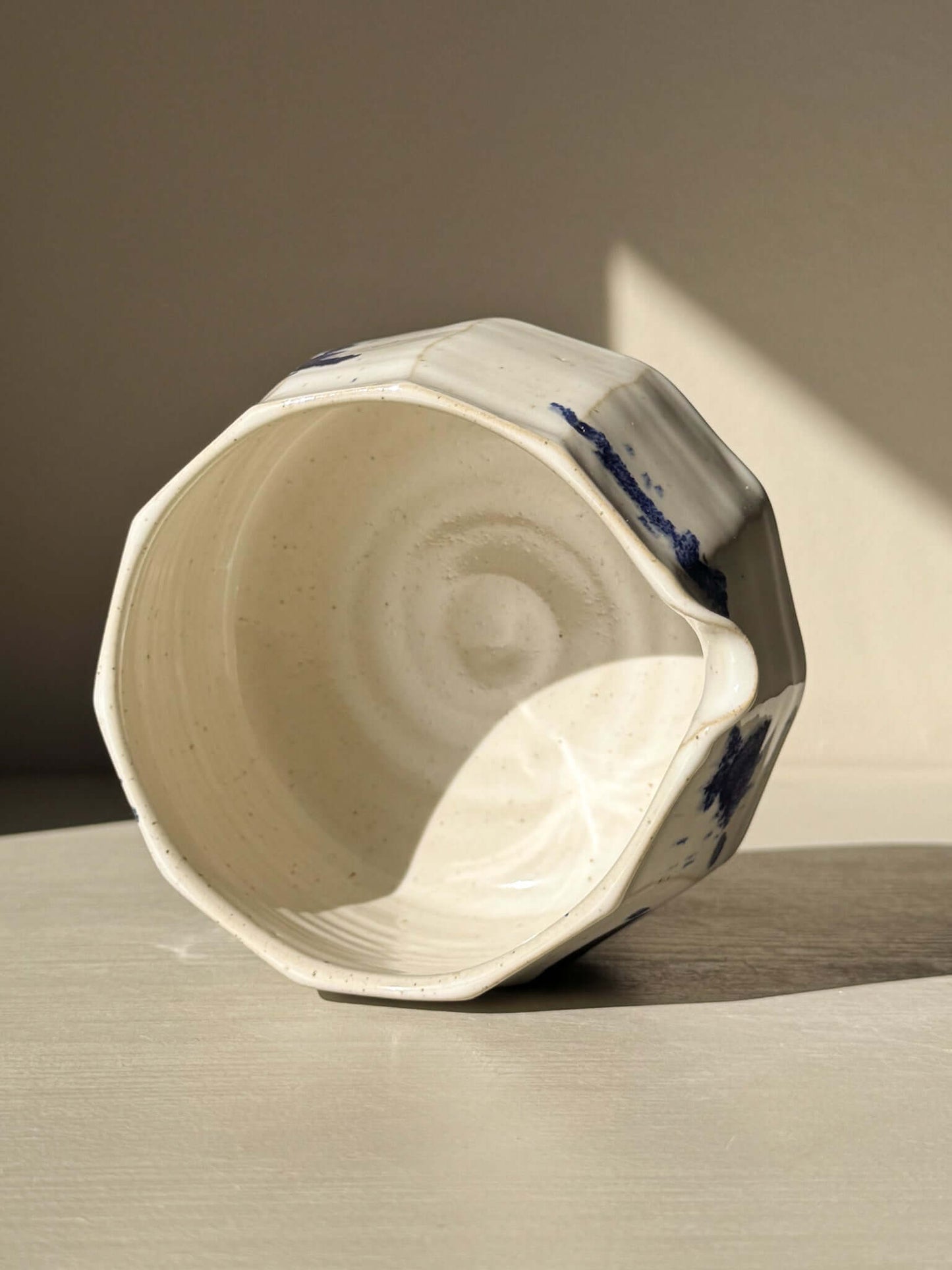Faceted Matcha Bowl with Spout – White & Blue #02
