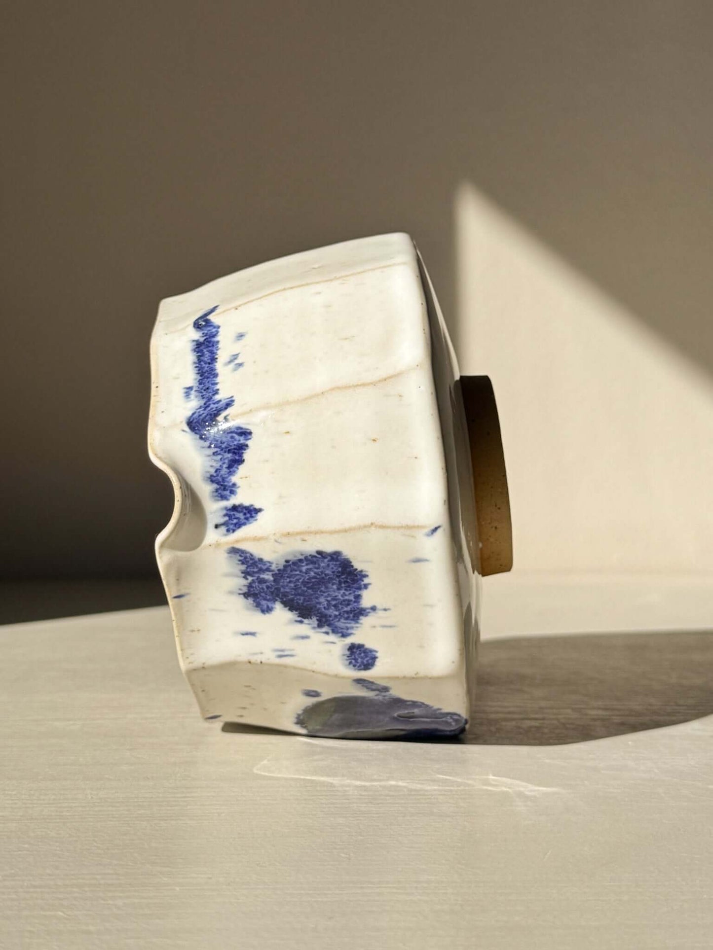 Faceted Matcha Bowl with Spout – White & Blue #02