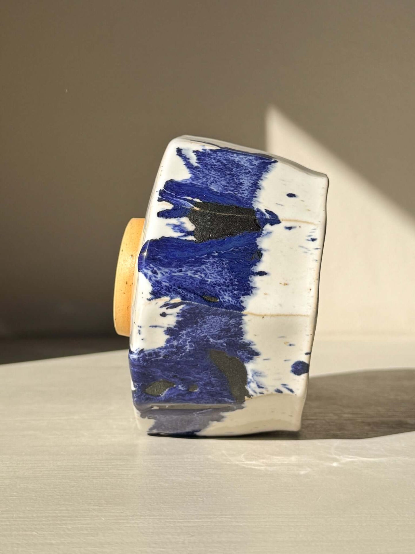 Faceted Matcha Bowl with Spout – White & Blue #02