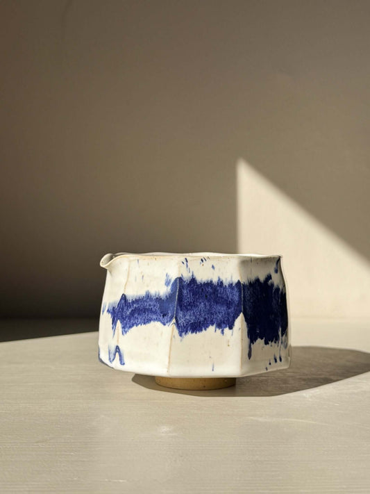 Matcha kom met facetten en schenktuit  – Kobaltblauw & Glanzend Wit Glazuur #03