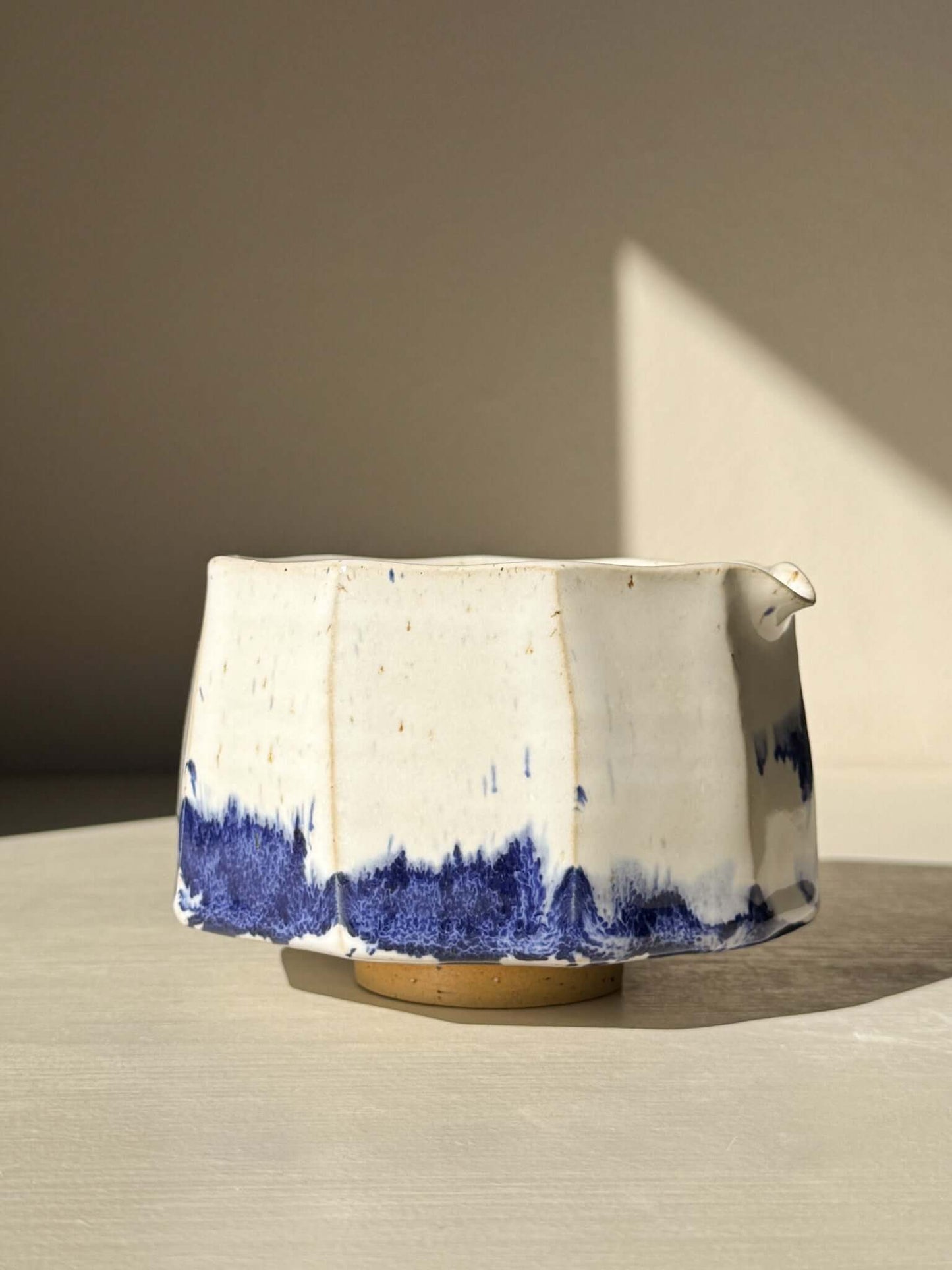 Matcha kom met facetten en schenktuit  – Kobaltblauw & Glanzend Wit Glazuur #03