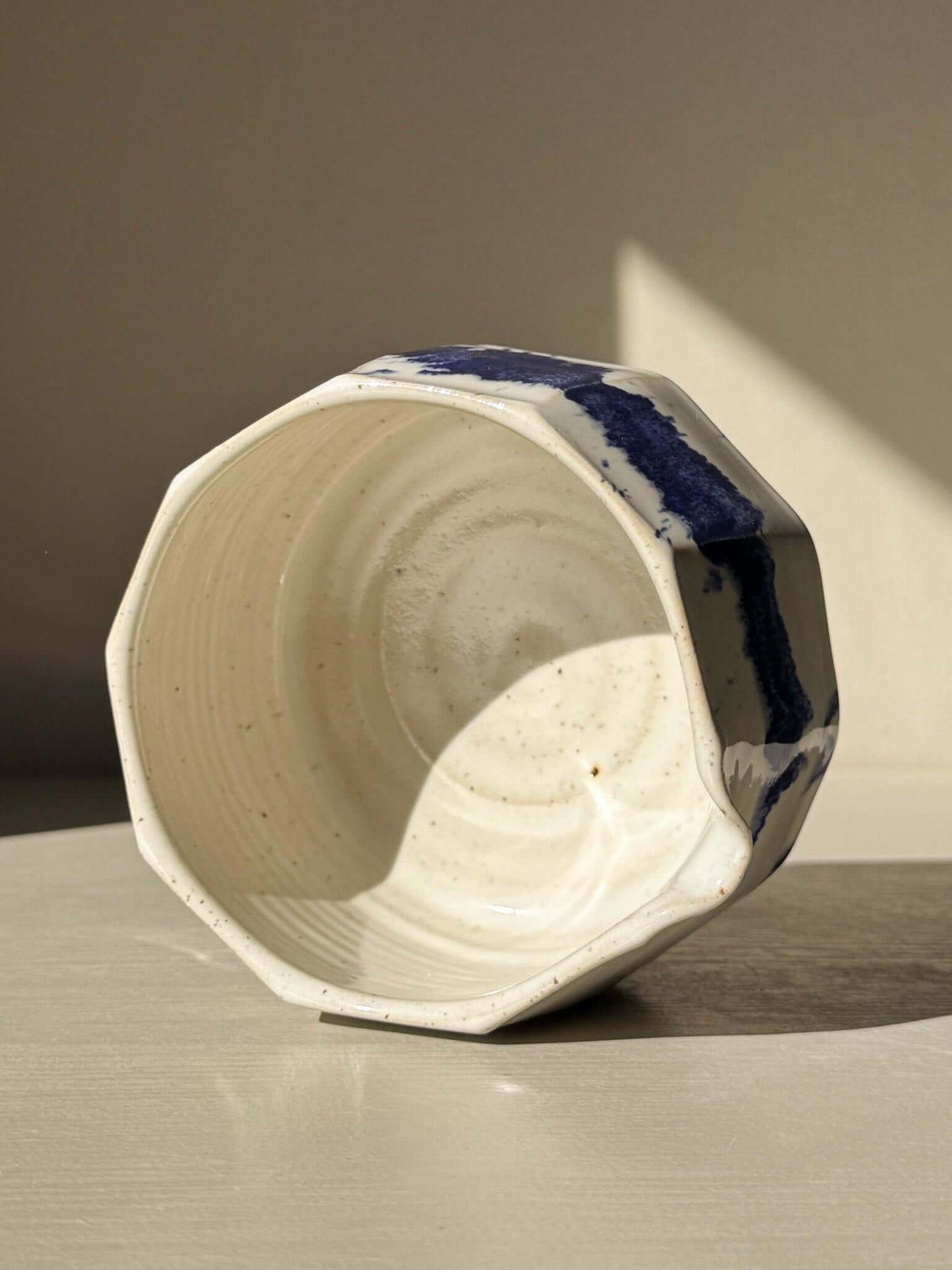 Matcha kom met facetten en schenktuit  – Kobaltblauw & Glanzend Wit Glazuur #03