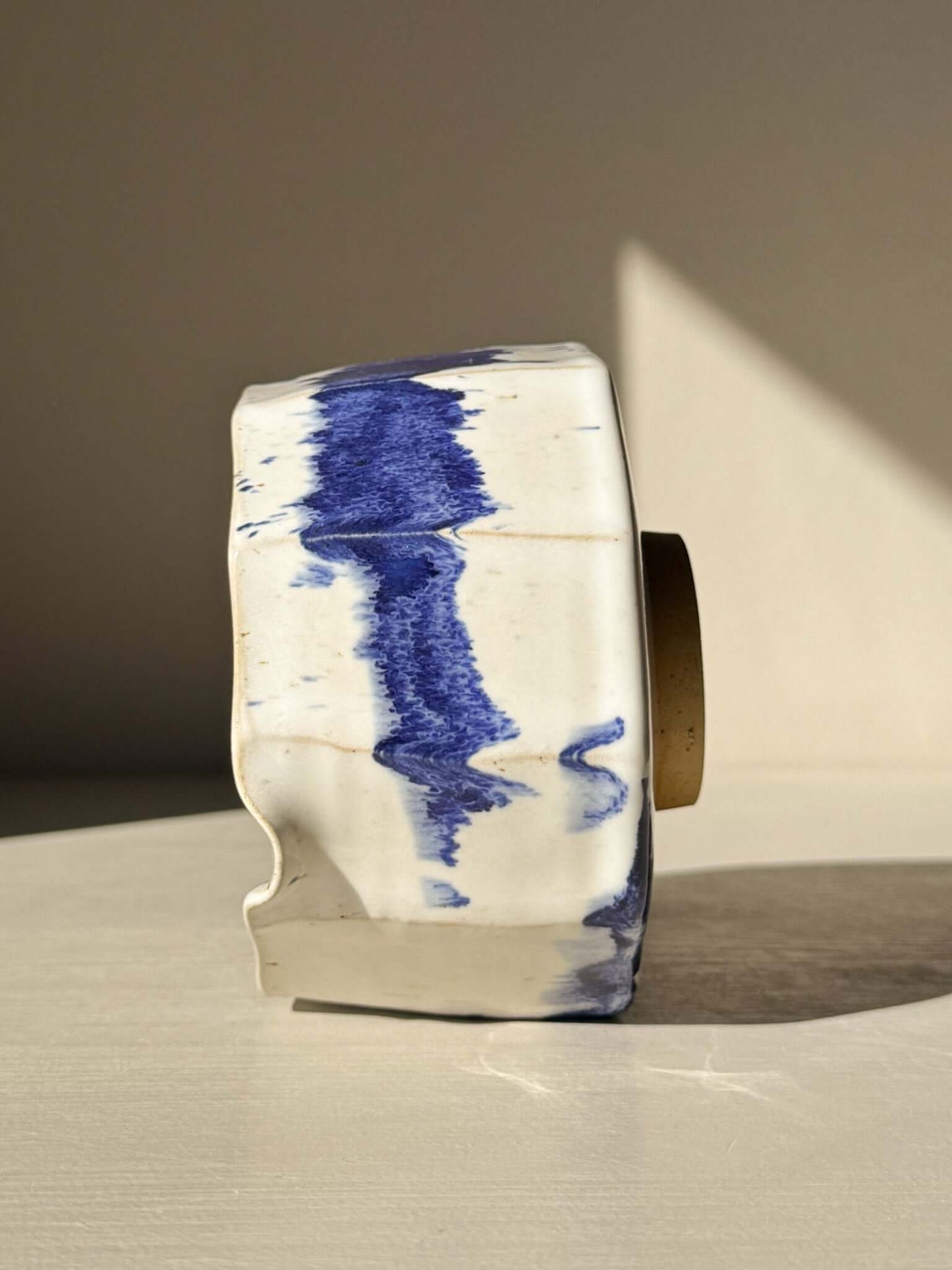 Matcha kom met facetten en schenktuit  – Kobaltblauw & Glanzend Wit Glazuur #03