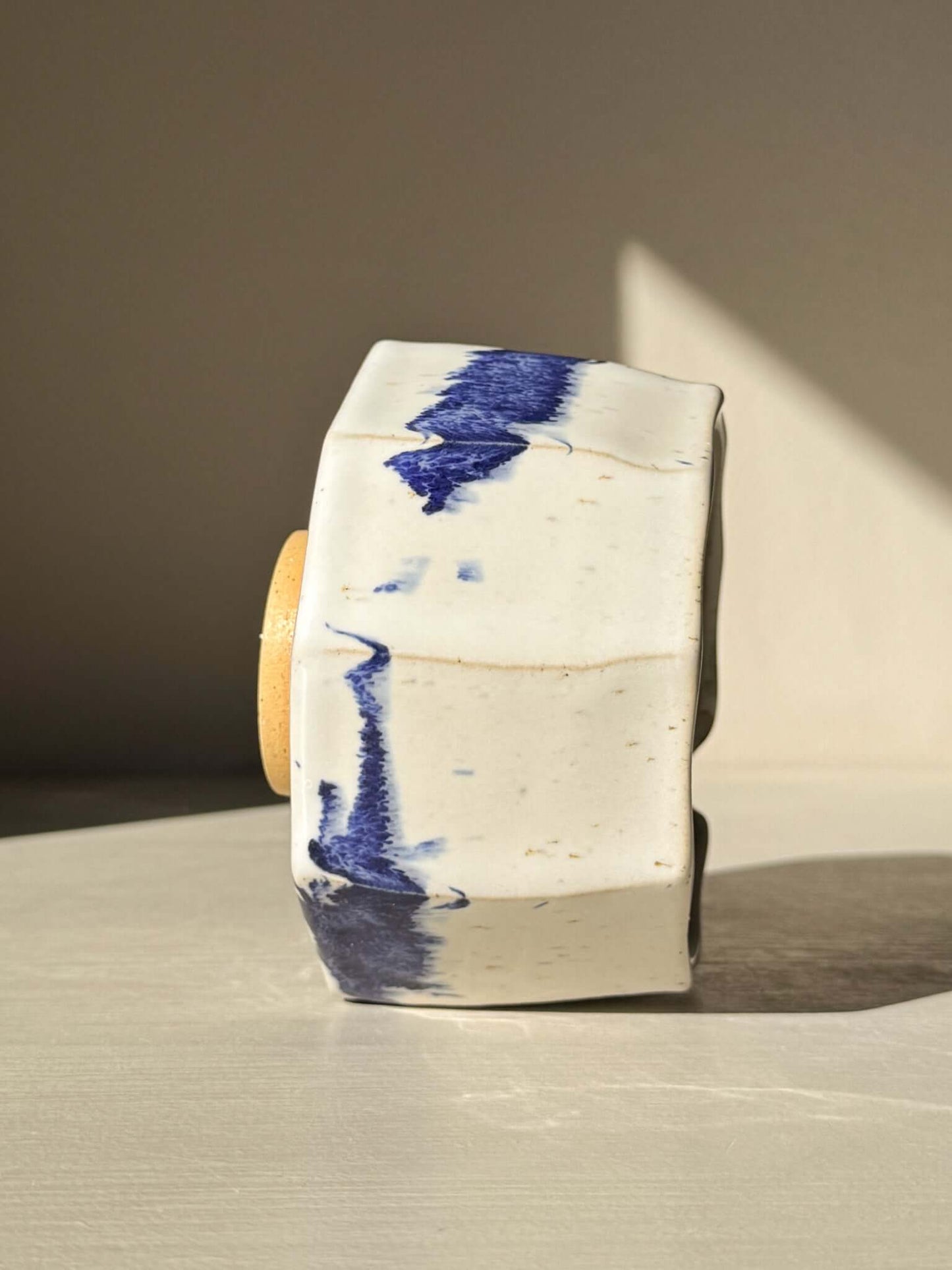 Matcha kom met facetten en schenktuit  – Kobaltblauw & Glanzend Wit Glazuur #03