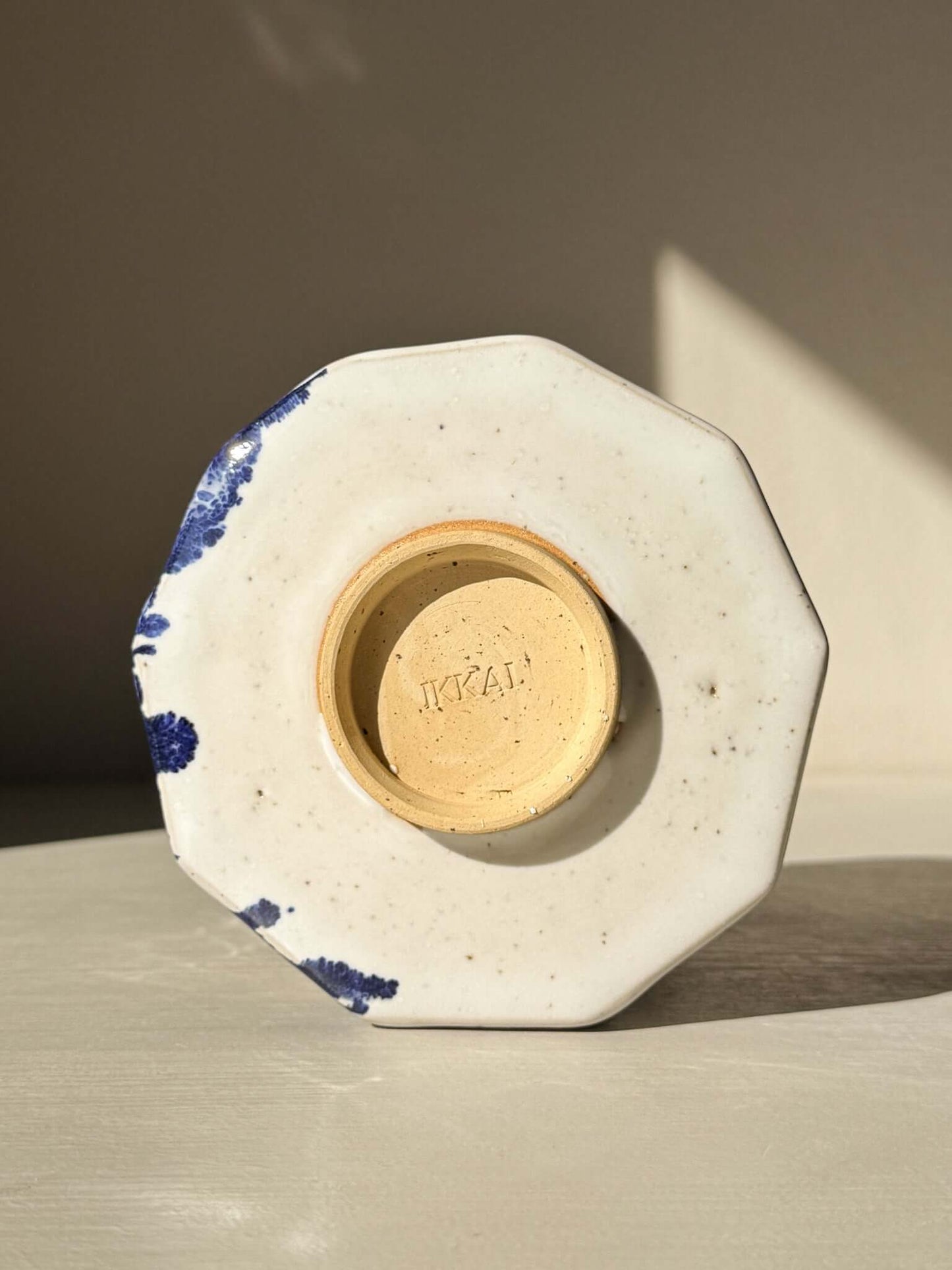 Matcha kom met facetten en schenktuit  – Kobaltblauw & Glanzend Wit Glazuur #03