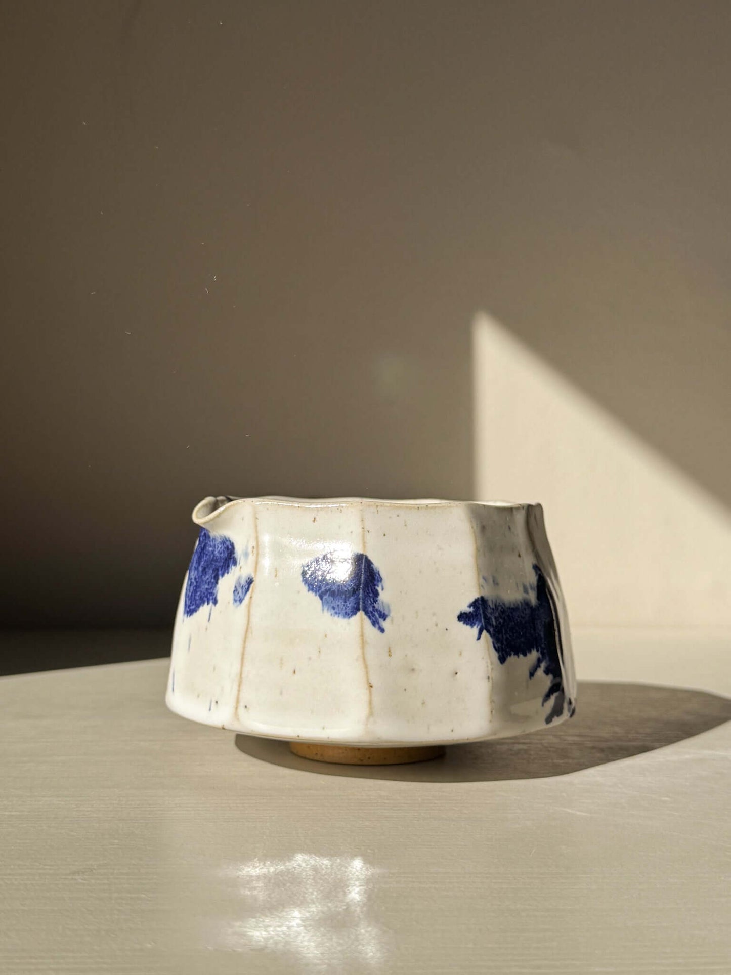 Faceted Matcha Bowl with Spout – White & Blue #04