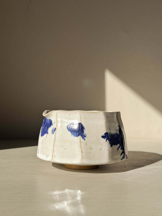 Faceted Matcha Bowl with Spout – White & Blue #04