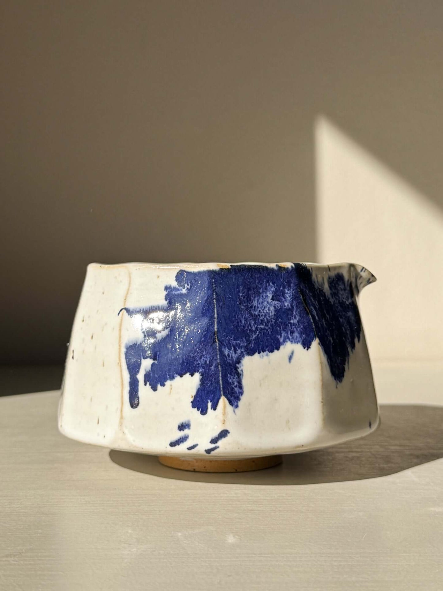 Faceted Matcha Bowl with Spout – White & Blue #04