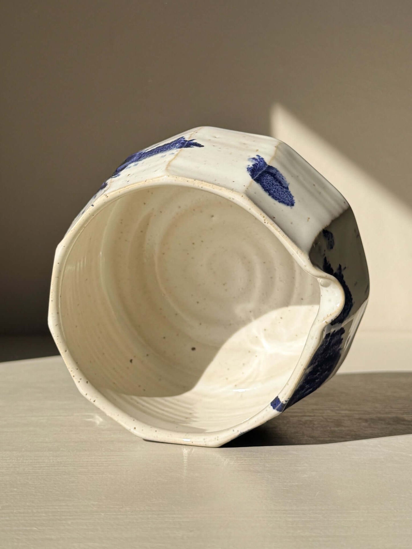 Faceted Matcha Bowl with Spout – White & Blue #04