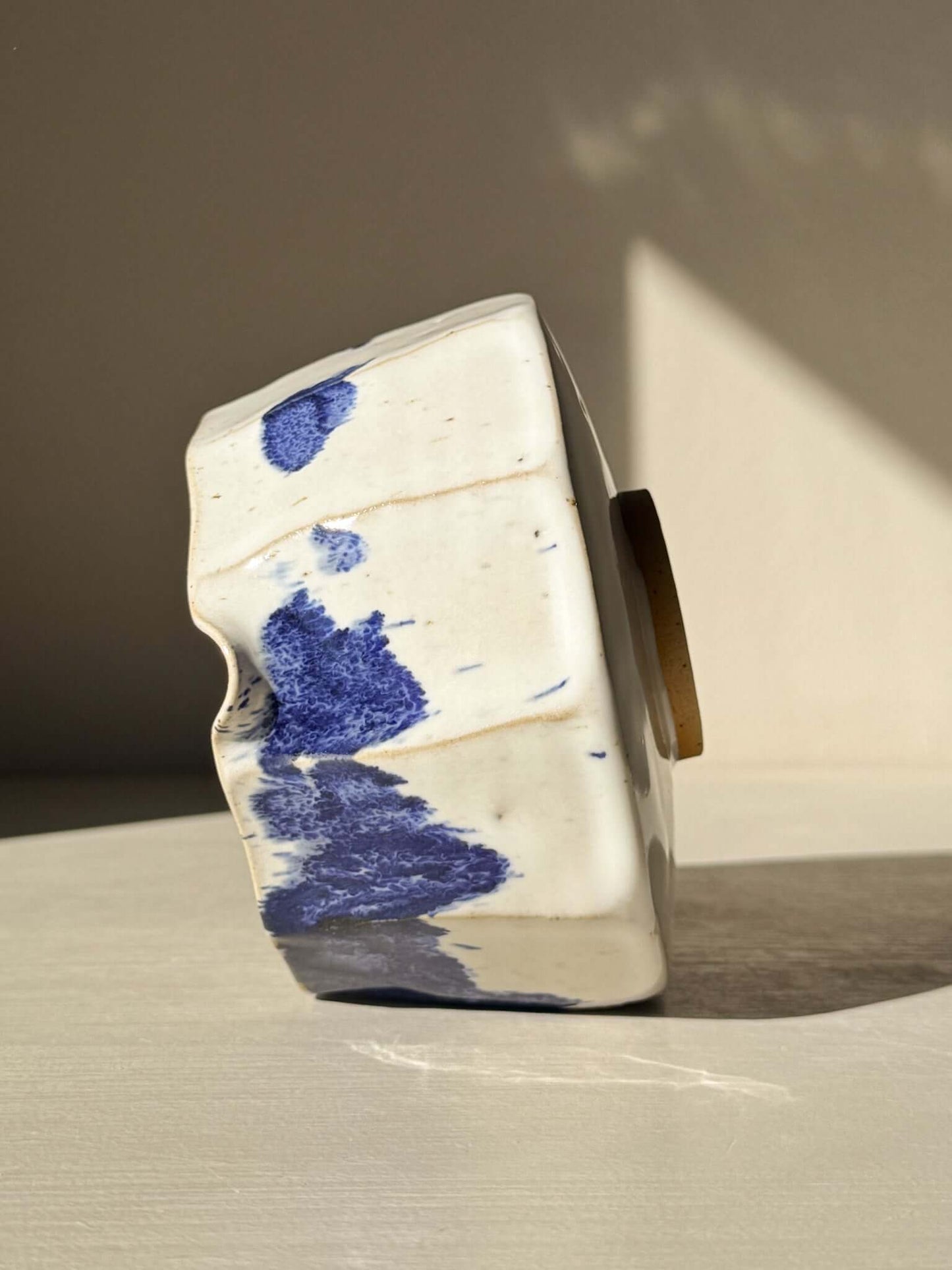 Faceted Matcha Bowl with Spout – White & Blue #04