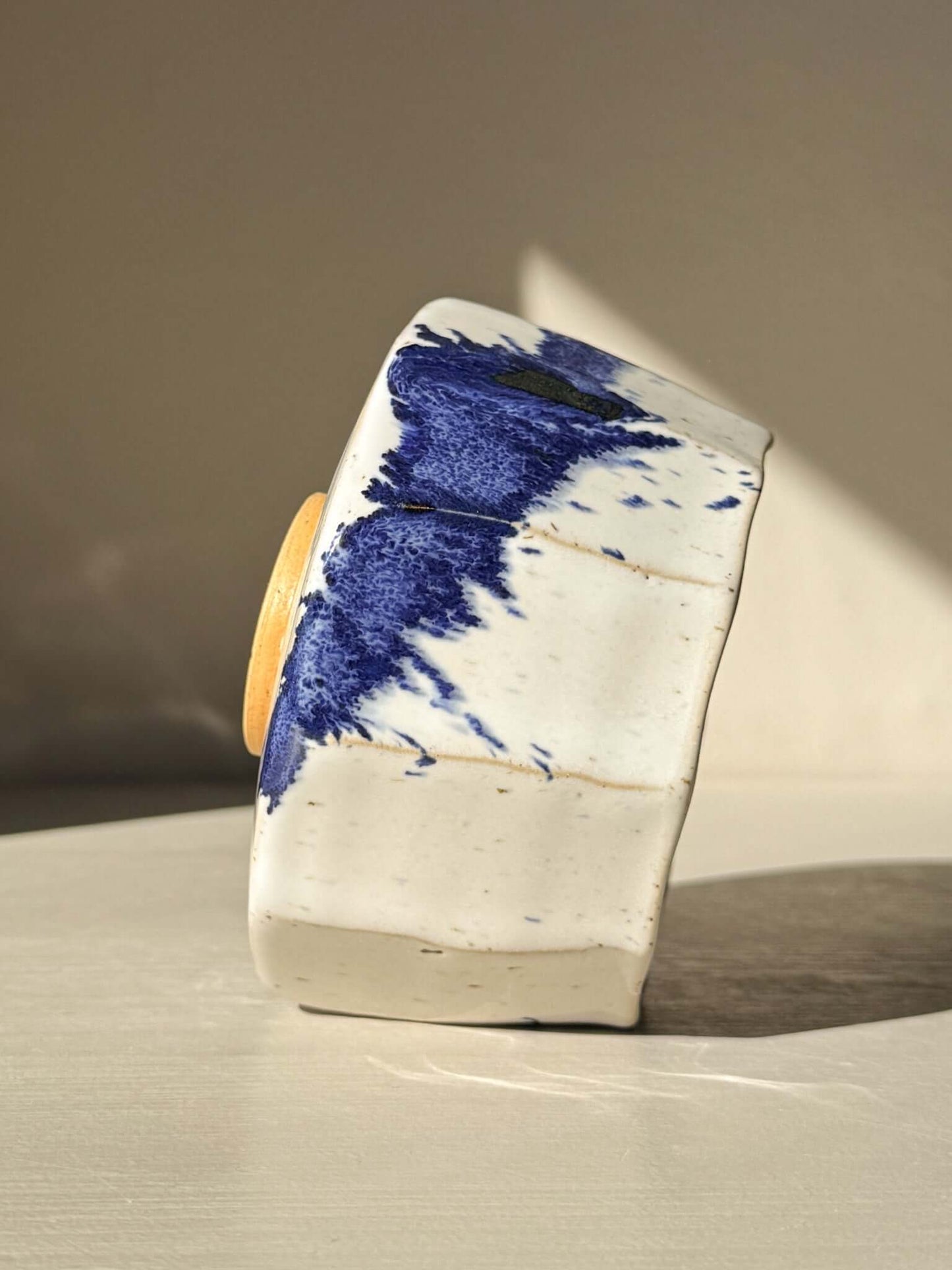 Faceted Matcha Bowl with Spout – White & Blue #04