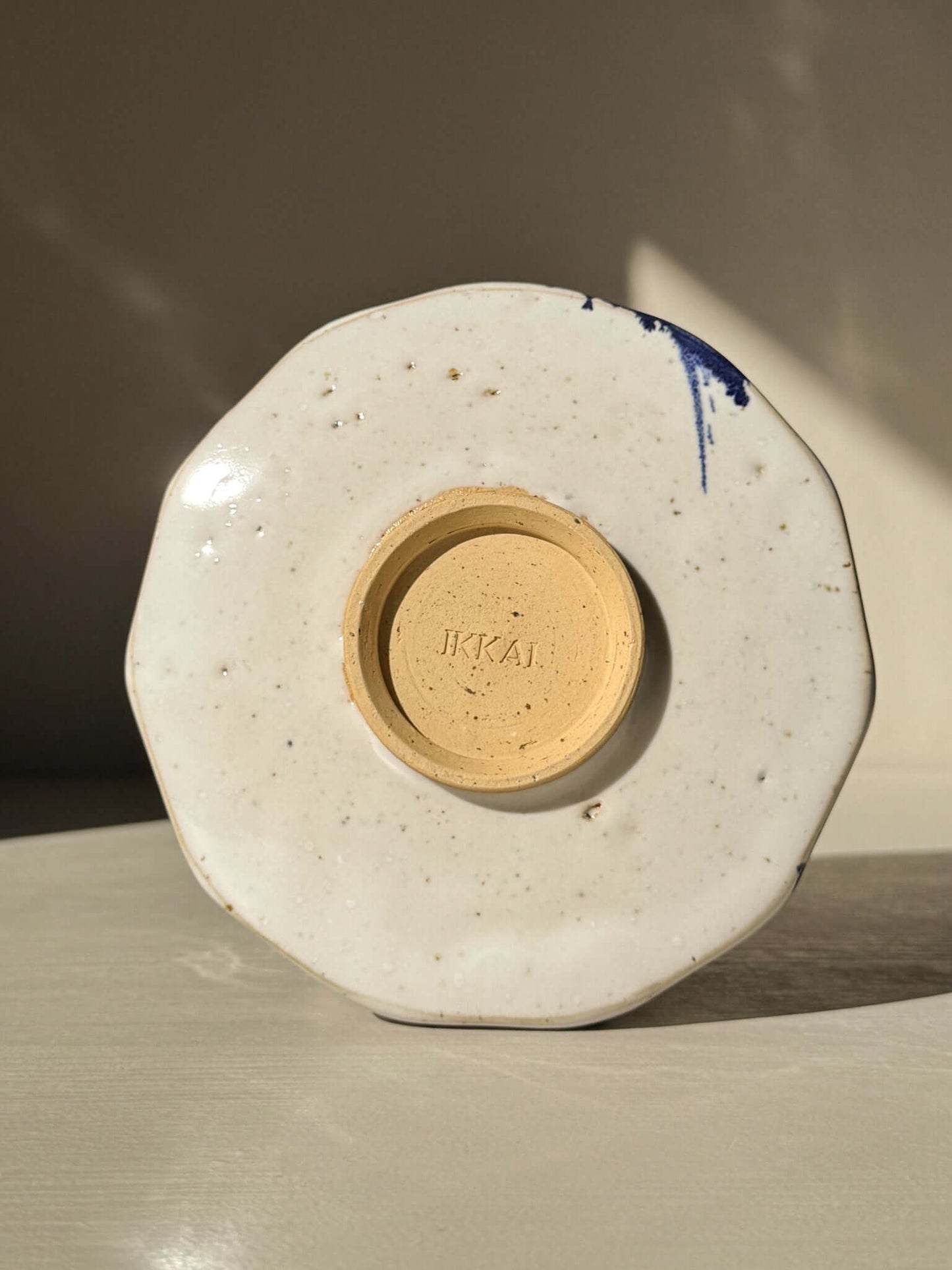 Faceted Matcha Bowl with Spout – White & Blue #04