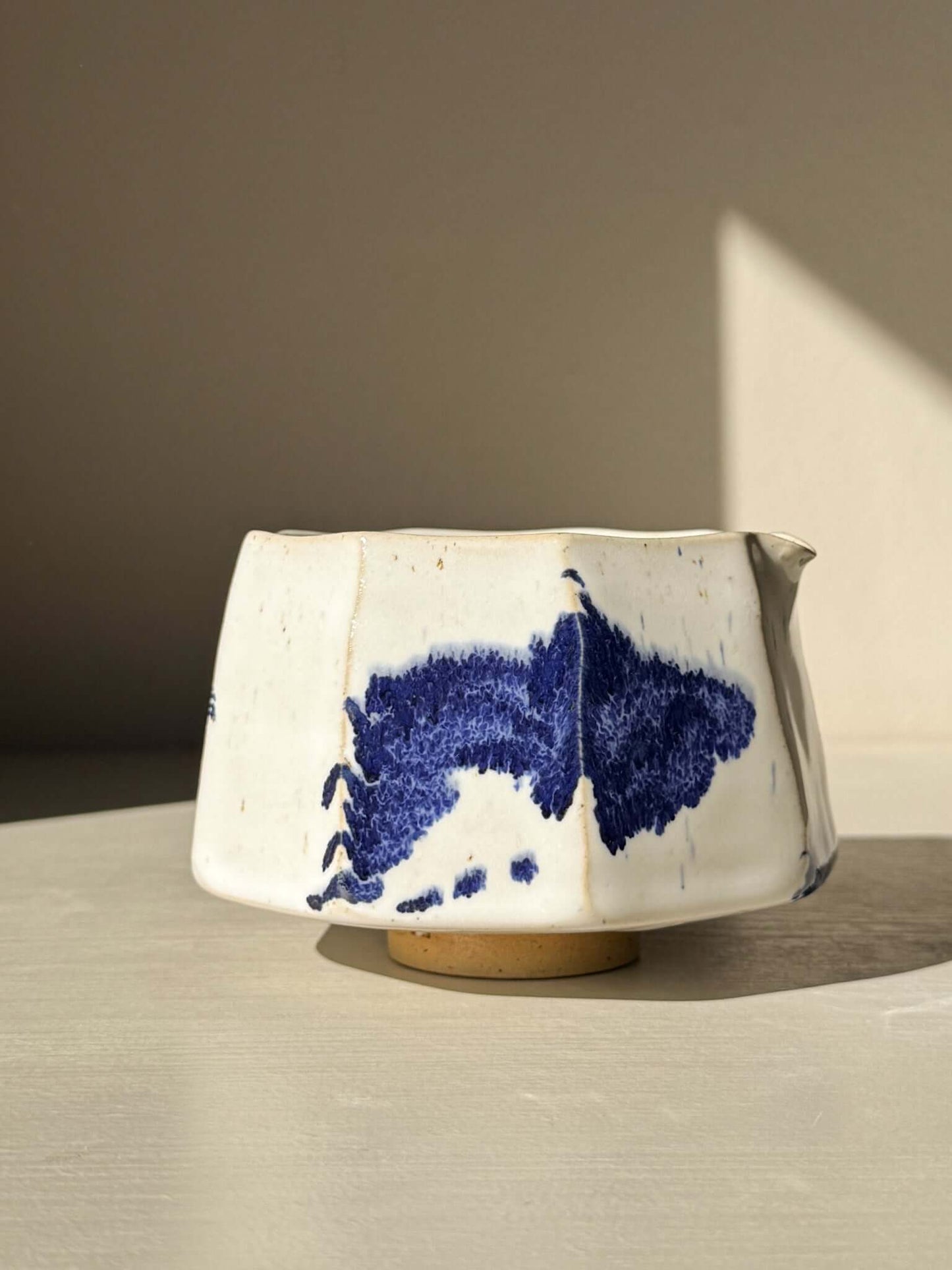 Faceted Matcha Bowl with Spout – White & Blue #05