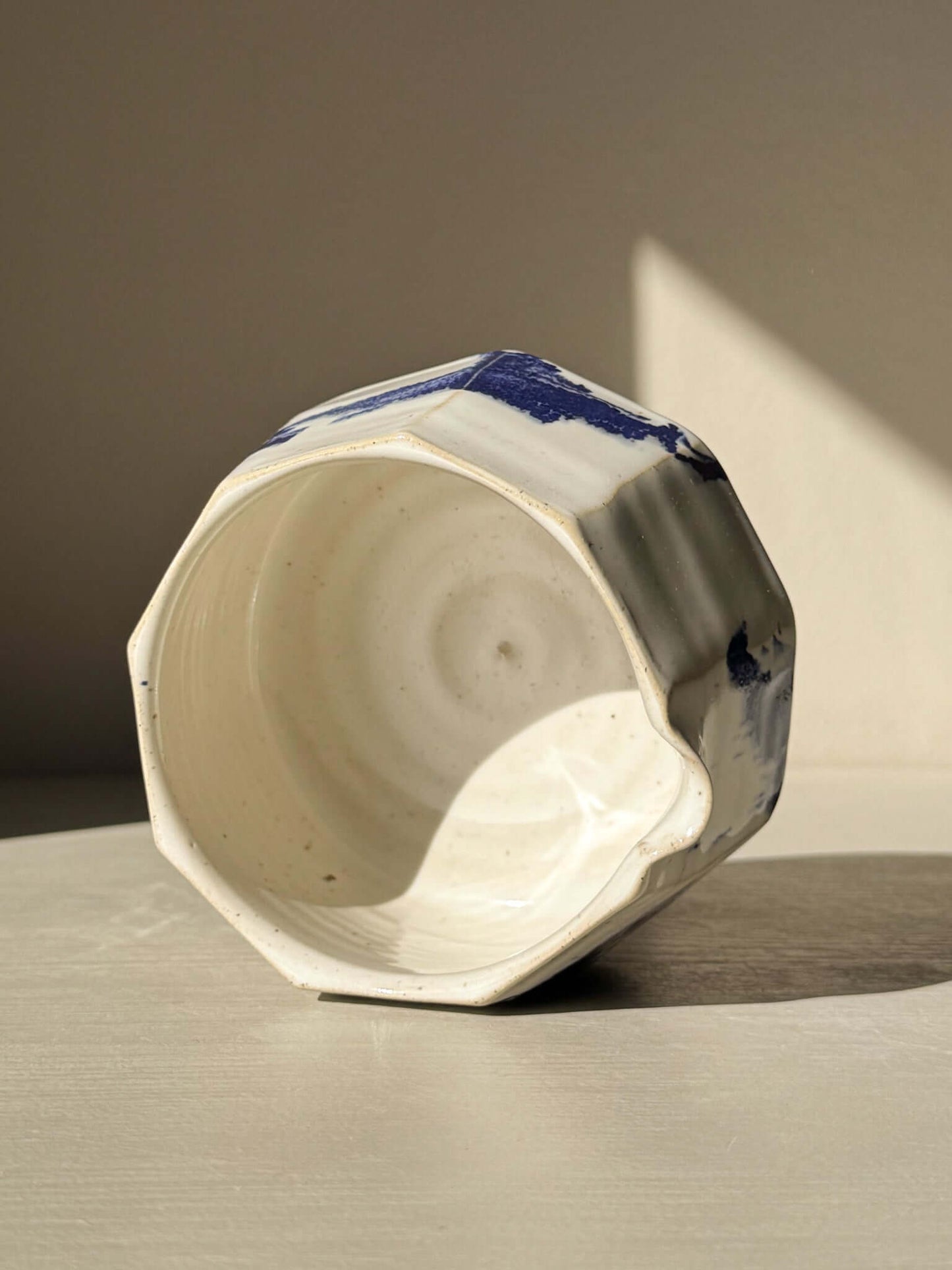 Faceted Matcha Bowl with Spout – White & Blue #05