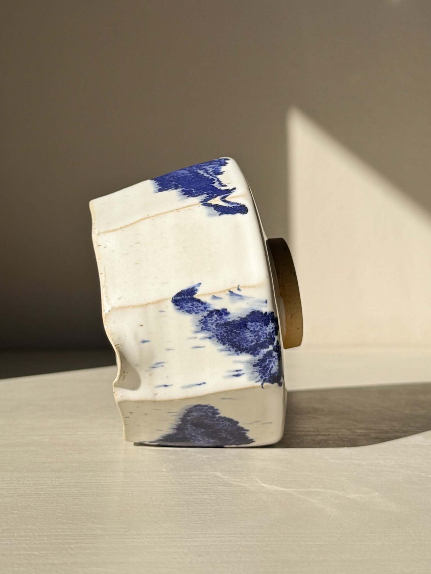 Faceted Matcha Bowl with Spout – White & Blue #05