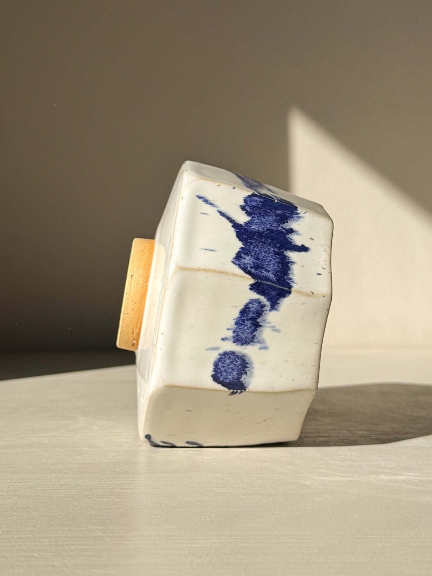 Faceted Matcha Bowl with Spout – White & Blue #05