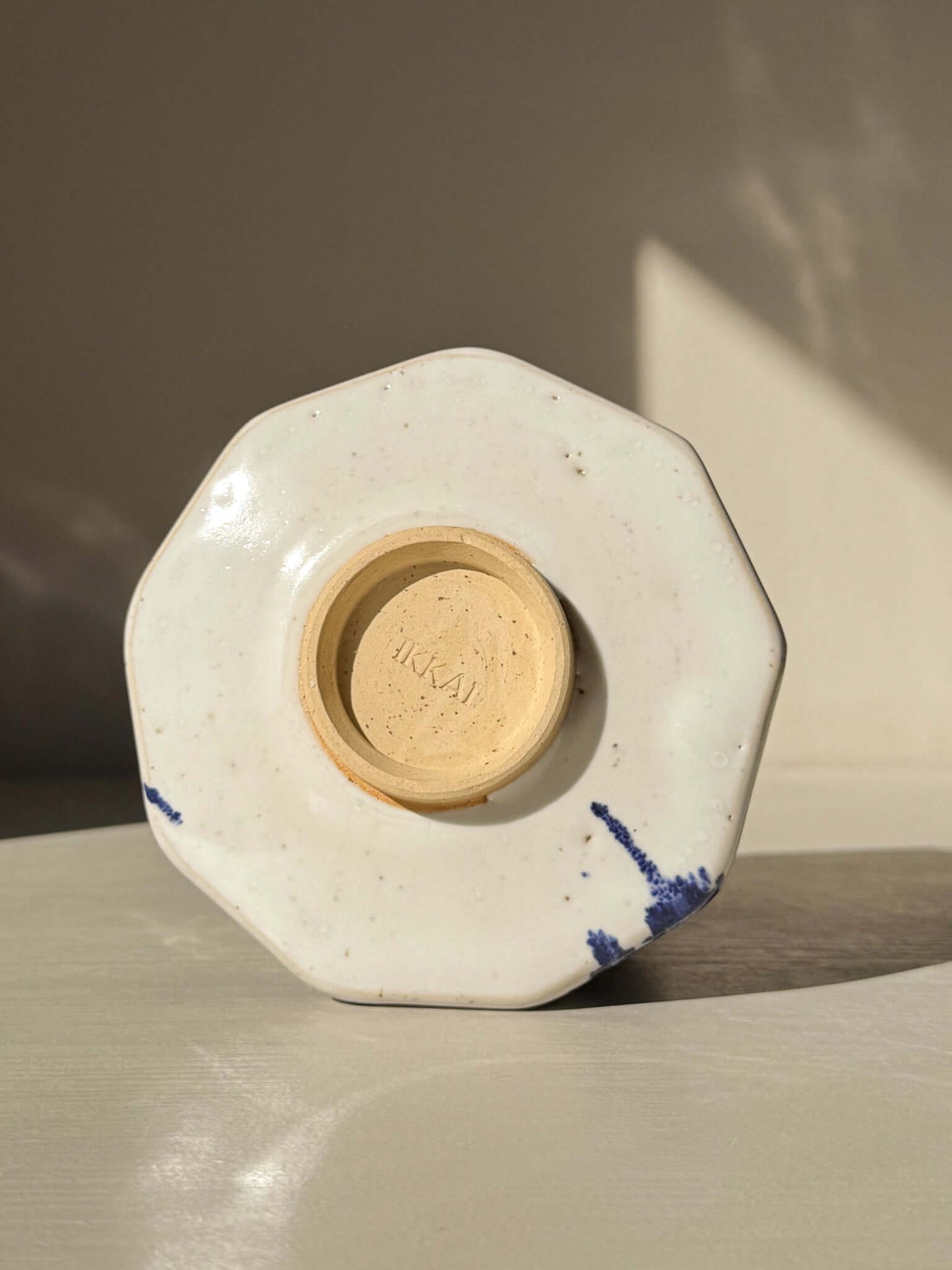 Faceted Matcha Bowl with Spout – White & Blue #05