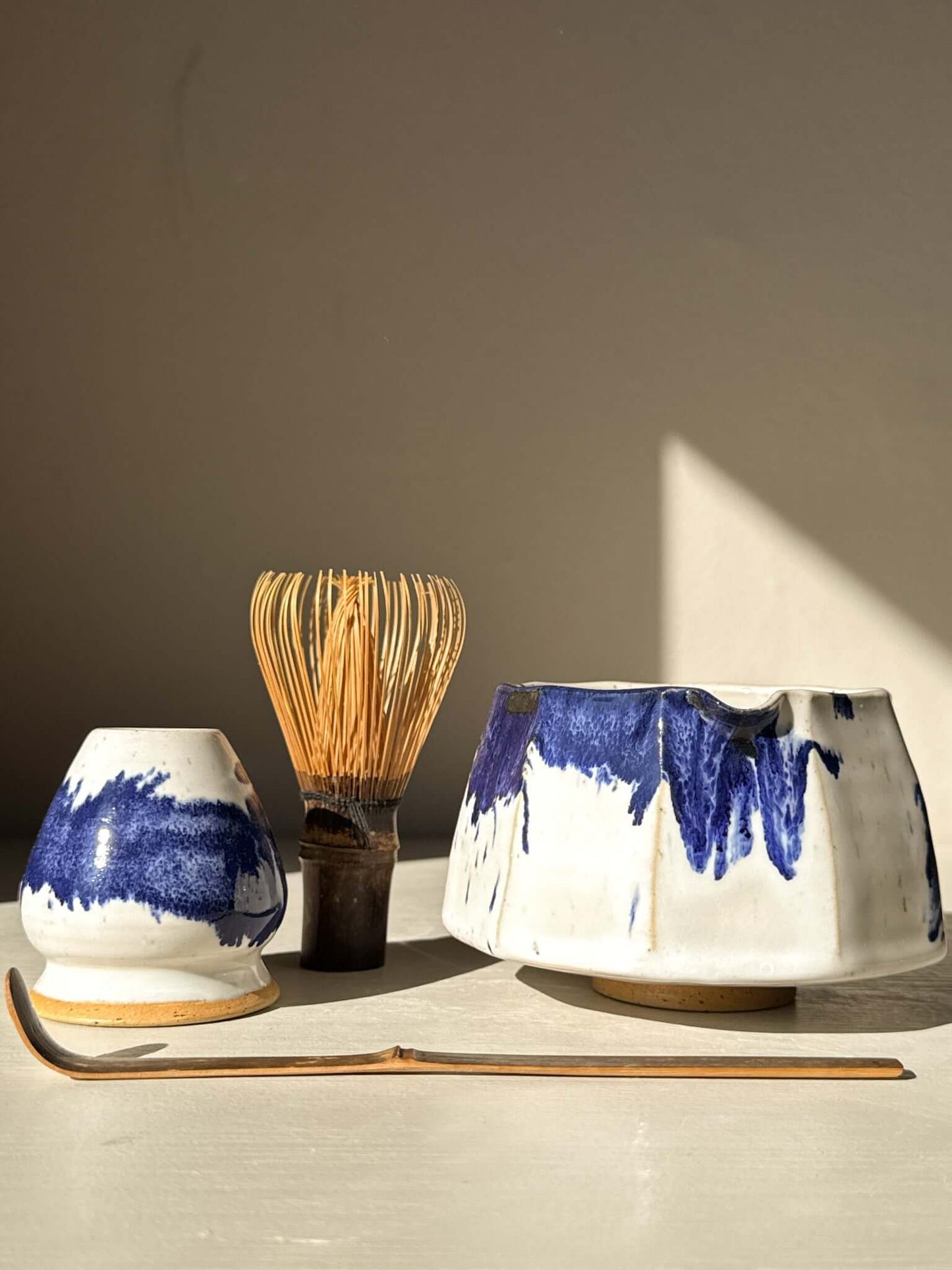 Faceted Matcha Bowl with Spout – White & Blue #01