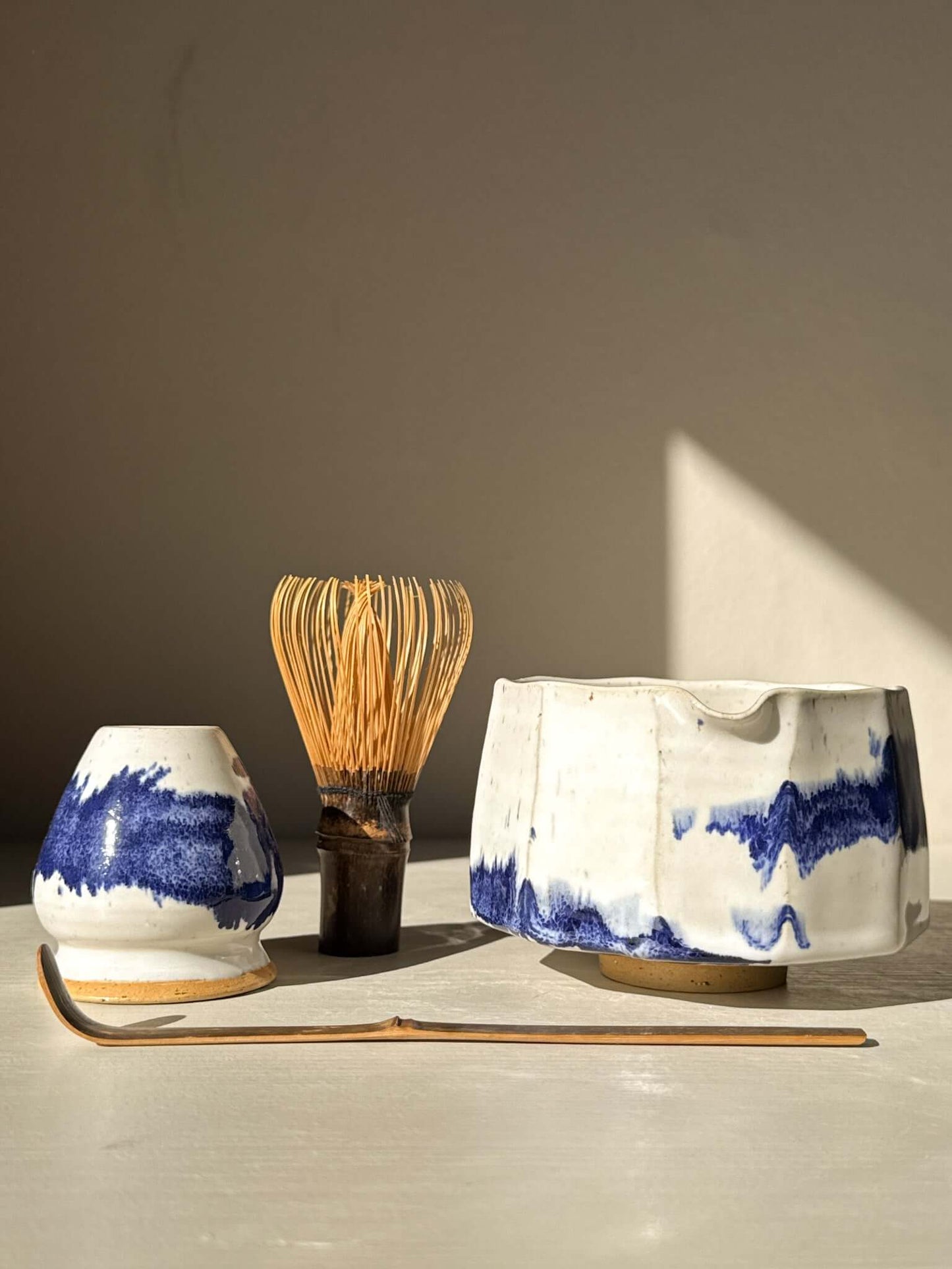 Matcha kom met facetten en schenktuit  – Kobaltblauw & Glanzend Wit Glazuur #03