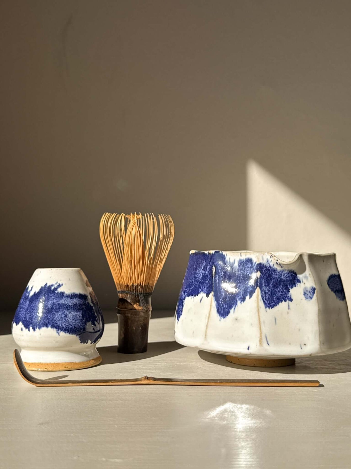 Faceted Matcha Bowl with Spout – White & Blue #04