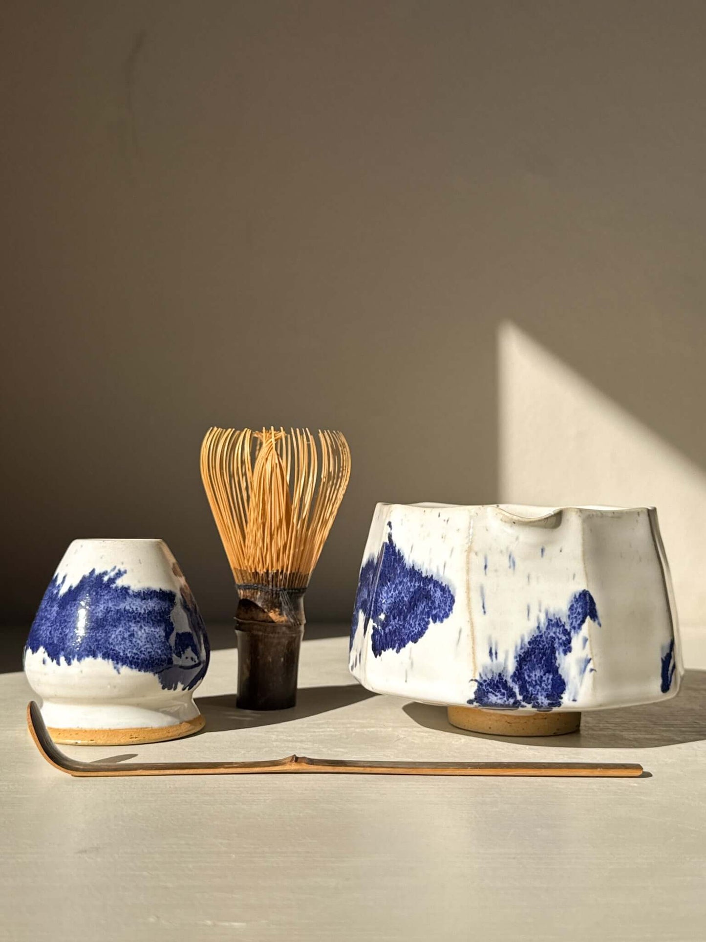 Faceted Matcha Bowl with Spout – White & Blue #05