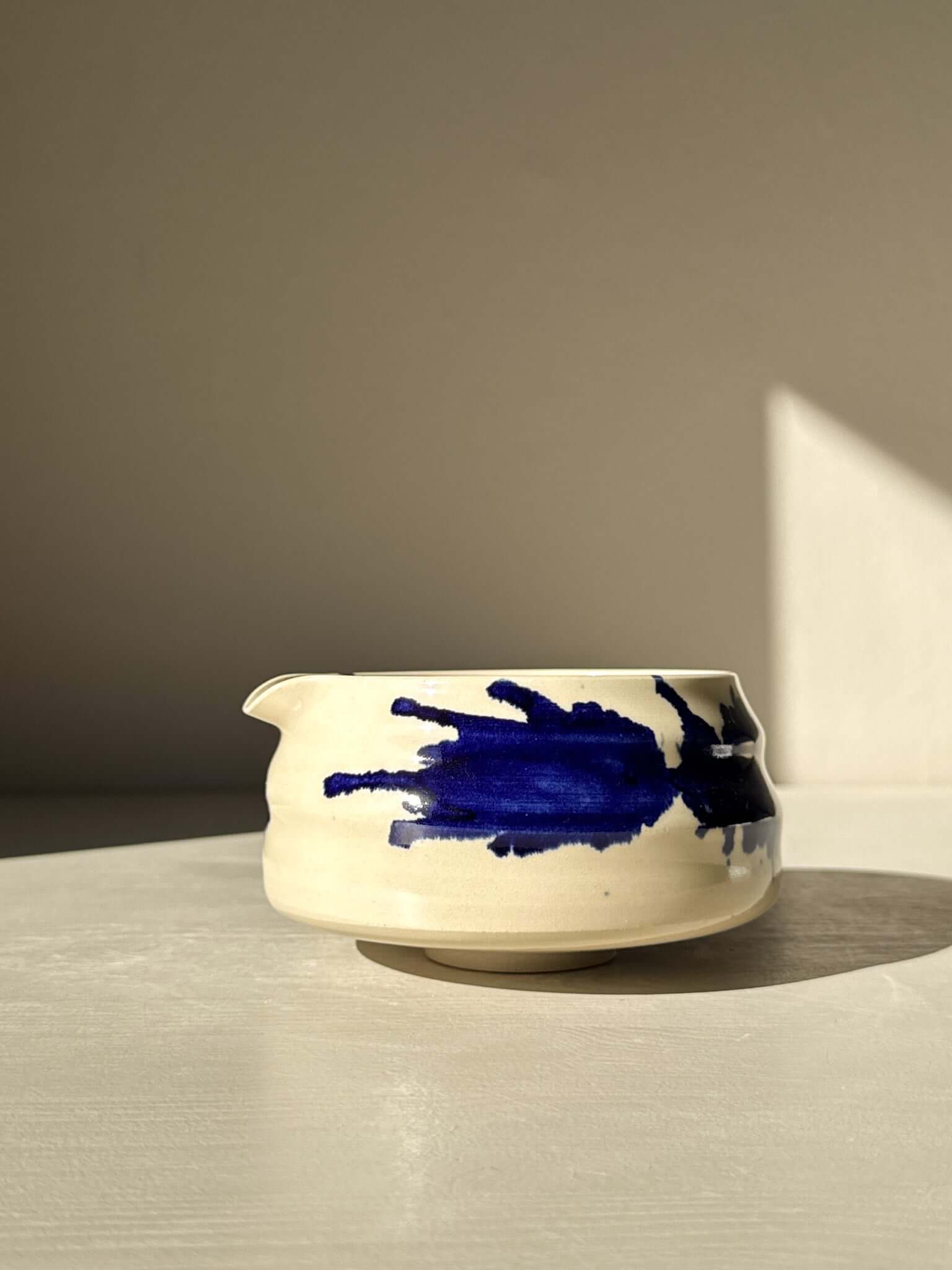 Matcha Bowl with Spout – Gosu #02 featuring a shallow, rounded body with a blue design, ideal for smooth matcha pouring.