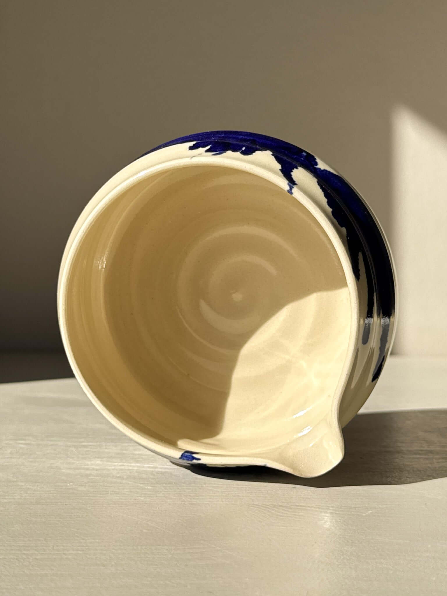 Handcrafted Matcha Bowl with Spout – Gosu #02, showcasing a shallow, rounded body with a soft spout for easy pouring.