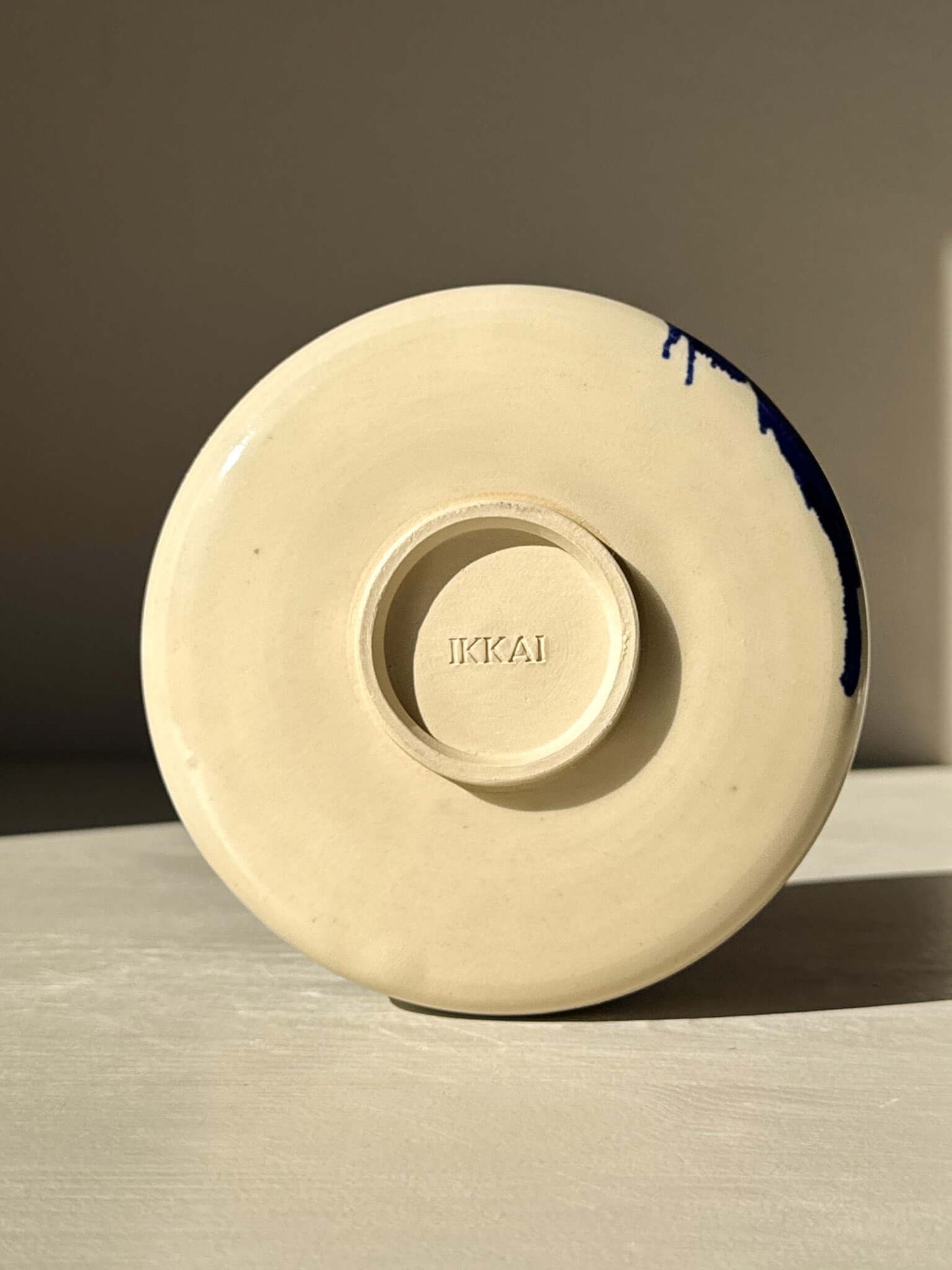 Bottom view of the Matcha Bowl with Spout – Gosu #02, featuring a raised foot with blue detailing.