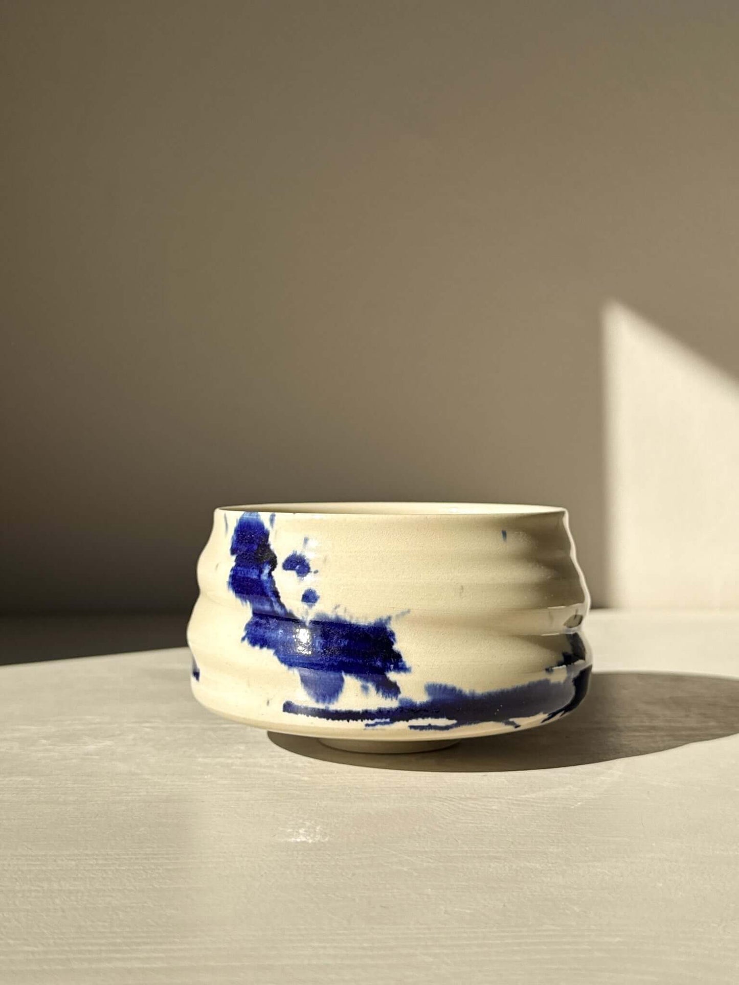 Matcha Bowl – Gosu Series #01 with cobalt glaze on rounded curves, featuring dramatic blue patterns on ivory ceramic.