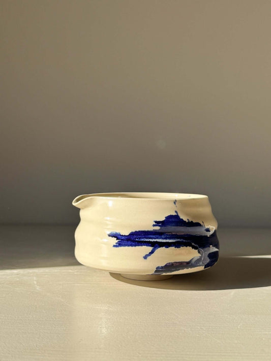 Ceramic Matcha Bowl with Spout – Gosu #03, featuring a shallow, rounded body and soft spout for easy pouring in natural light.