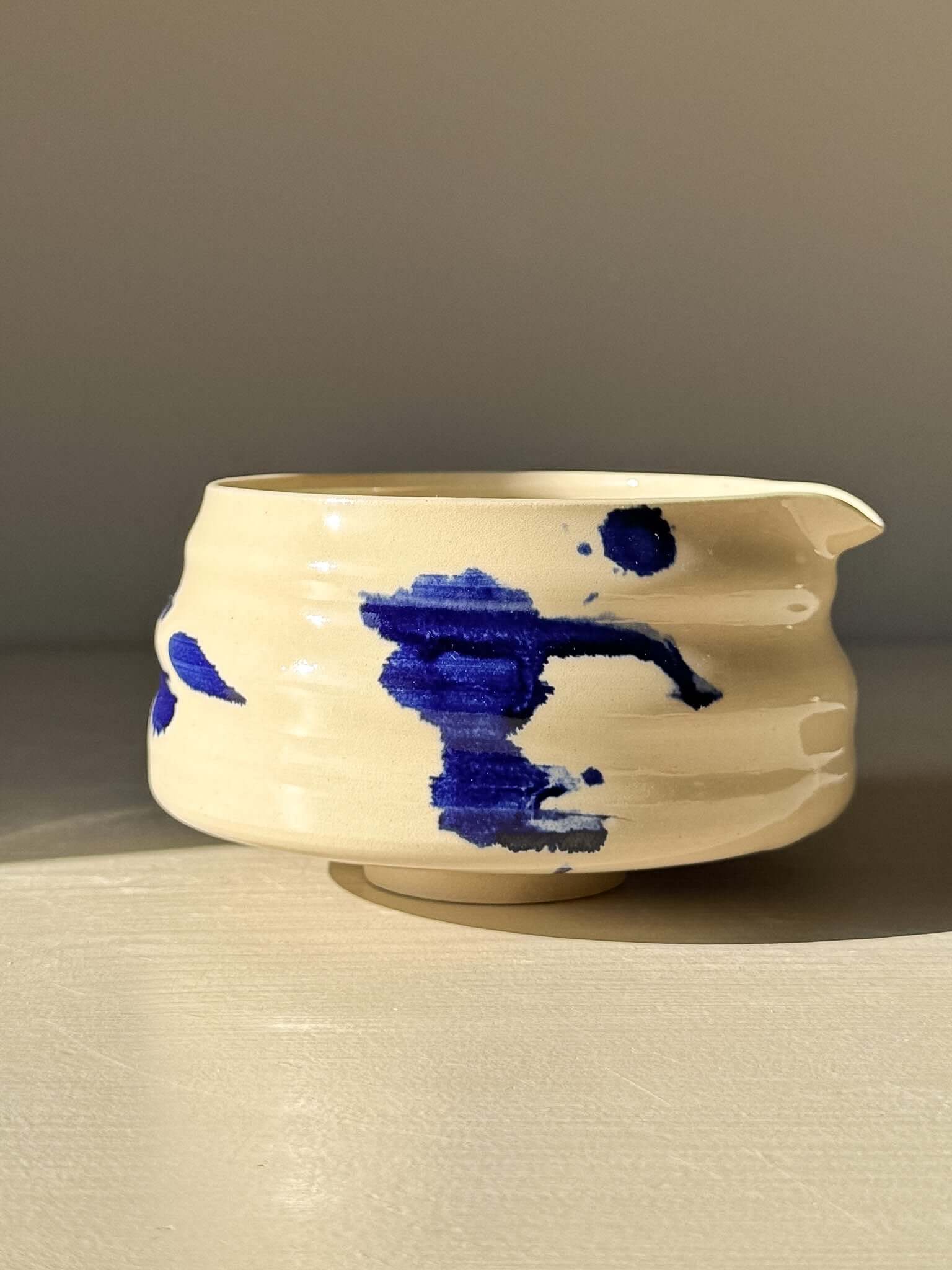 Stylish Matcha Bowl with Spout – Gosu #03 featuring vibrant blue accents on a cream-colored background, perfect for easy pouring.