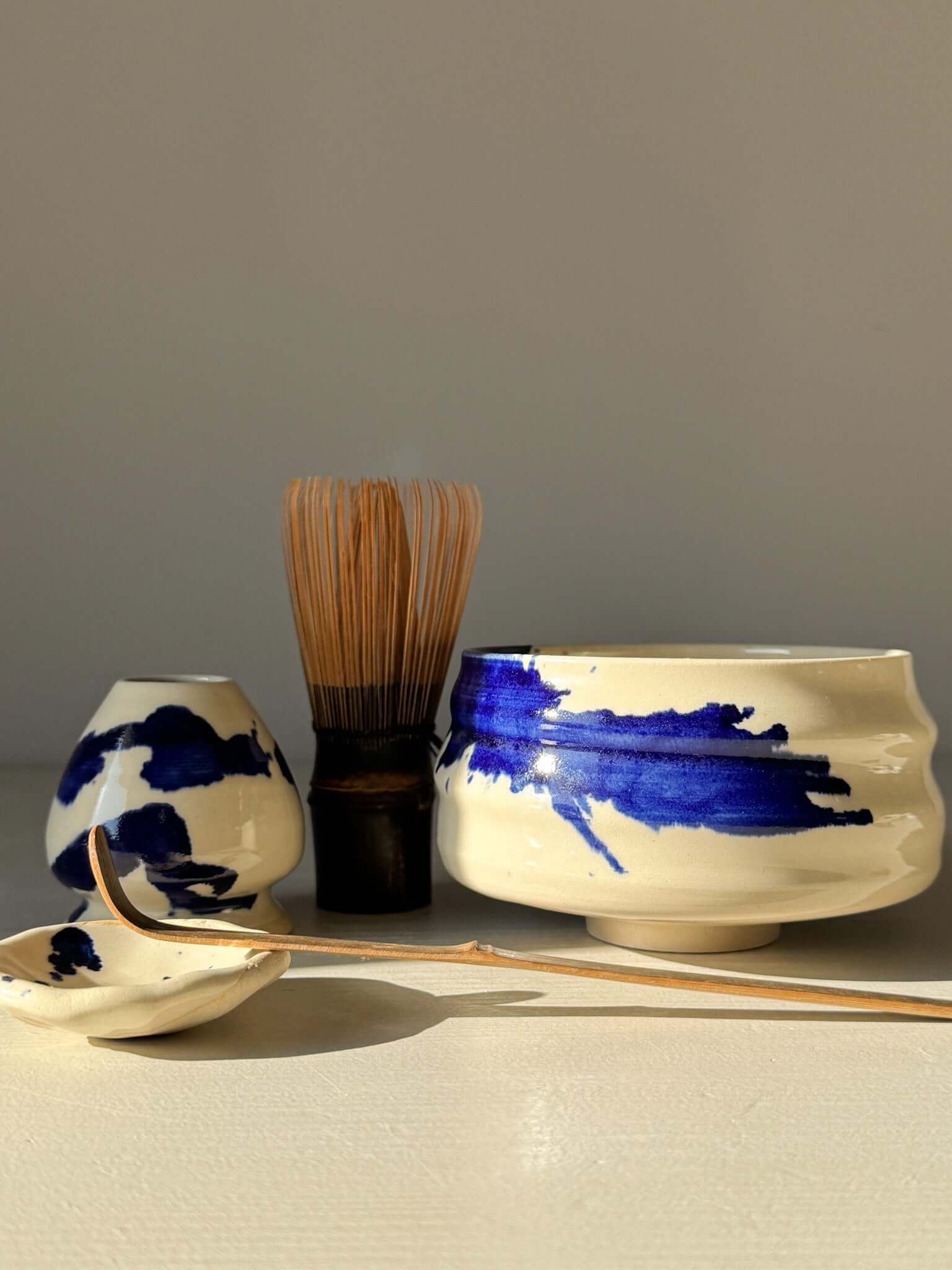 Matcha Bowl – Gosu Series #05 with cobalt glaze and tea whisk set, featuring deep blue splashes on soft curves