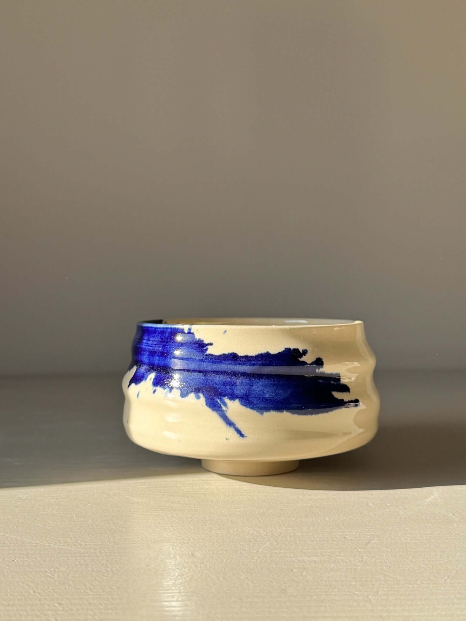 Matcha Bowl – Gosu Series #05 with cobalt glaze, rounded shape, depicting nature inspired patterns, ideal for matcha tea, ceramic craftsmanship.