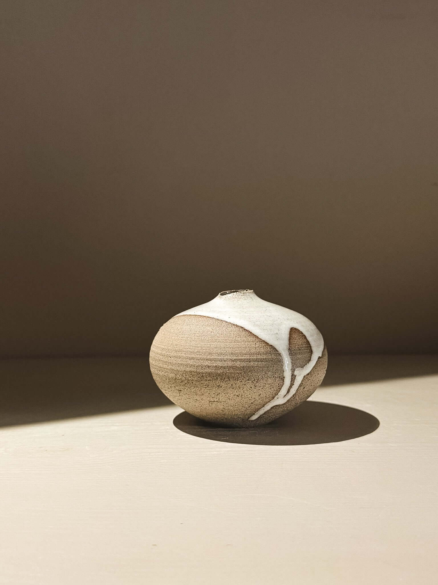Orb Vase – Yuki Ash #06 featuring natural glaze movement and a soft, sculptural form.