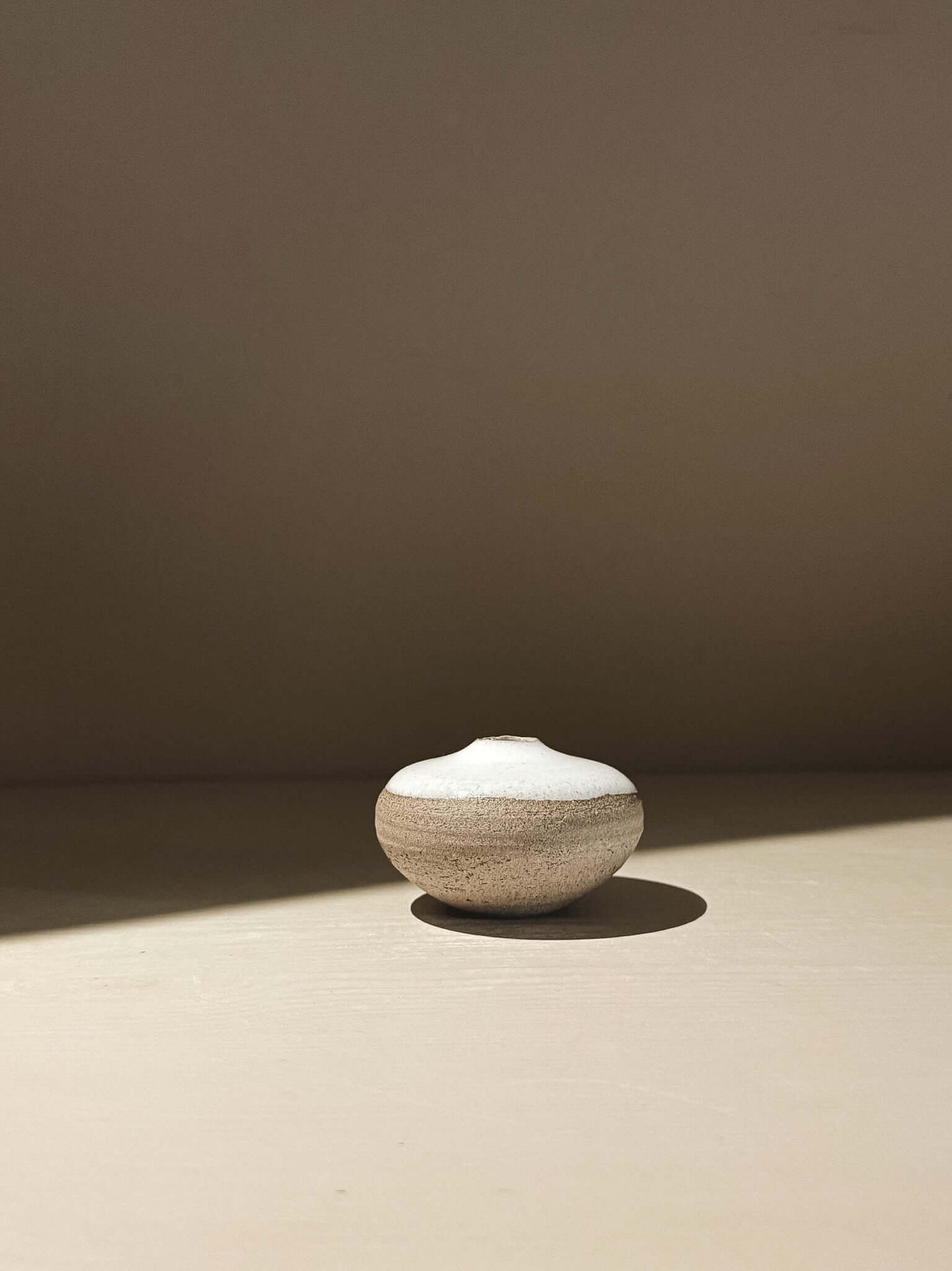 Handmade ceramic Japanese orb vase – Yuki Ash #15 with unique glaze patterns and soft spherical form.