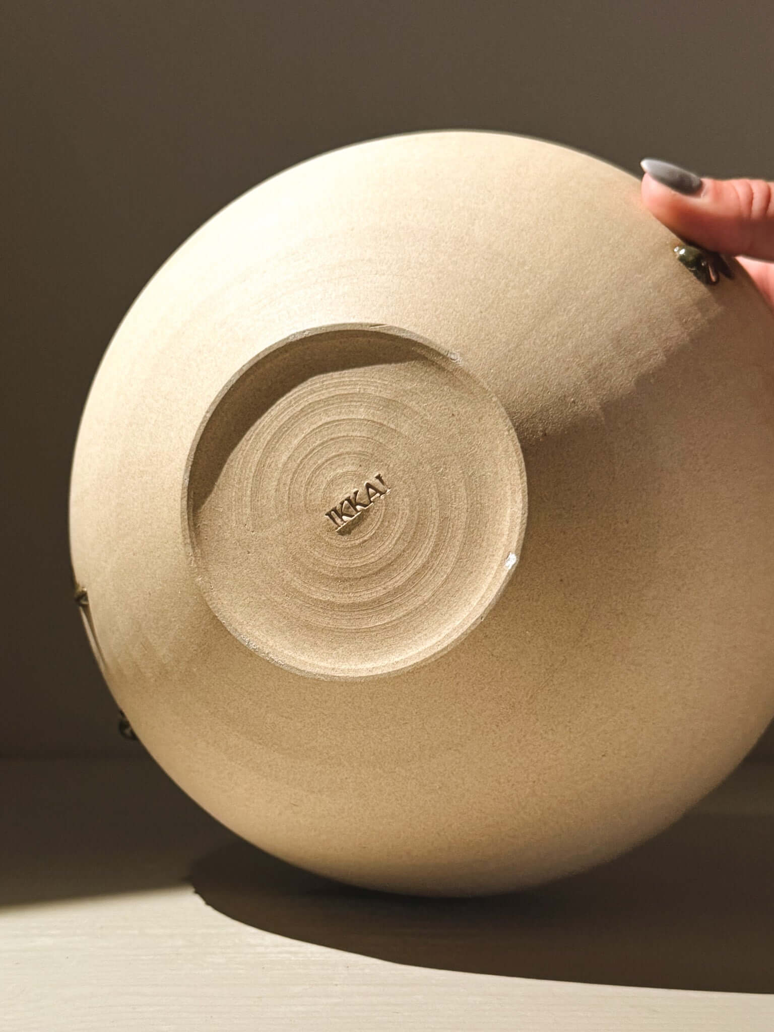 Orb Vase – Tenmoku #01, handmade ceramic Japanese orb vase showcasing unique glaze and rounded form.