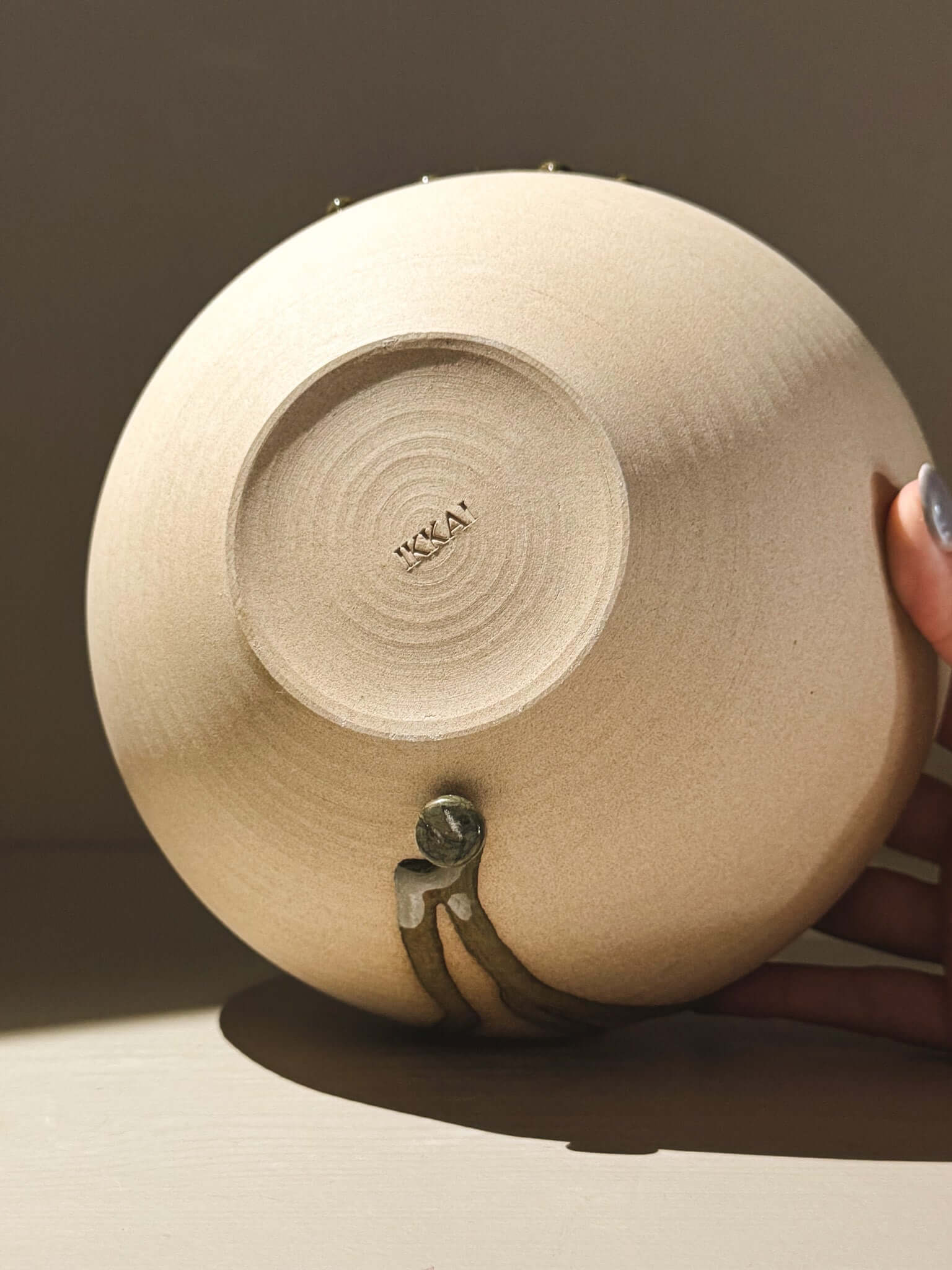 Handmade ceramic Japanese orb vase – Tenmoku #02 with unique glaze patterns and soft spherical form.
