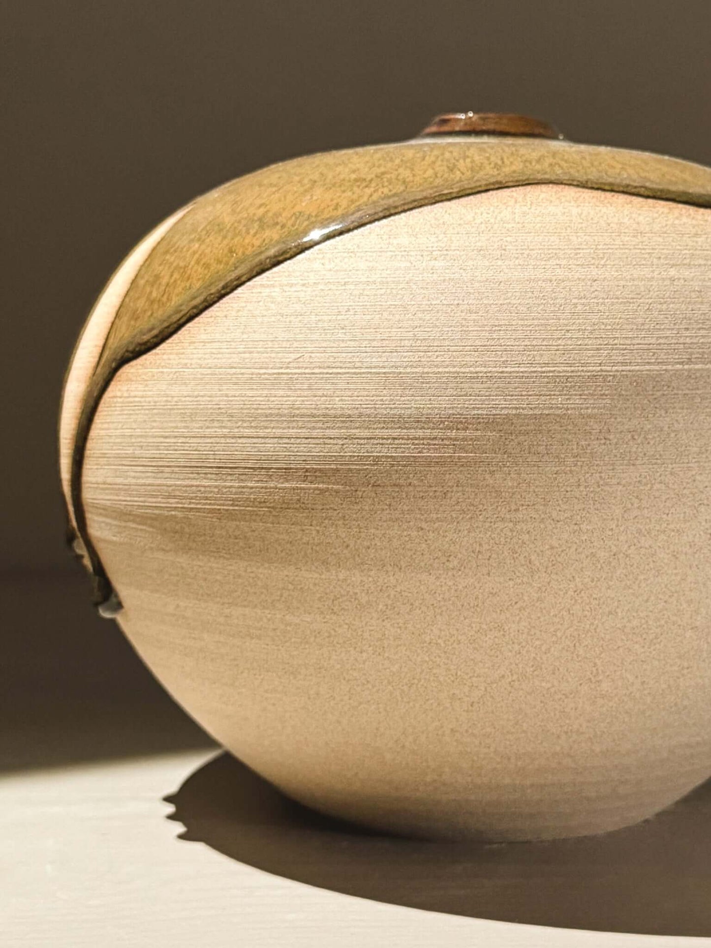 Handmade ceramic Japanese orb vase – Tenmoku #03 featuring unique glaze patterns.