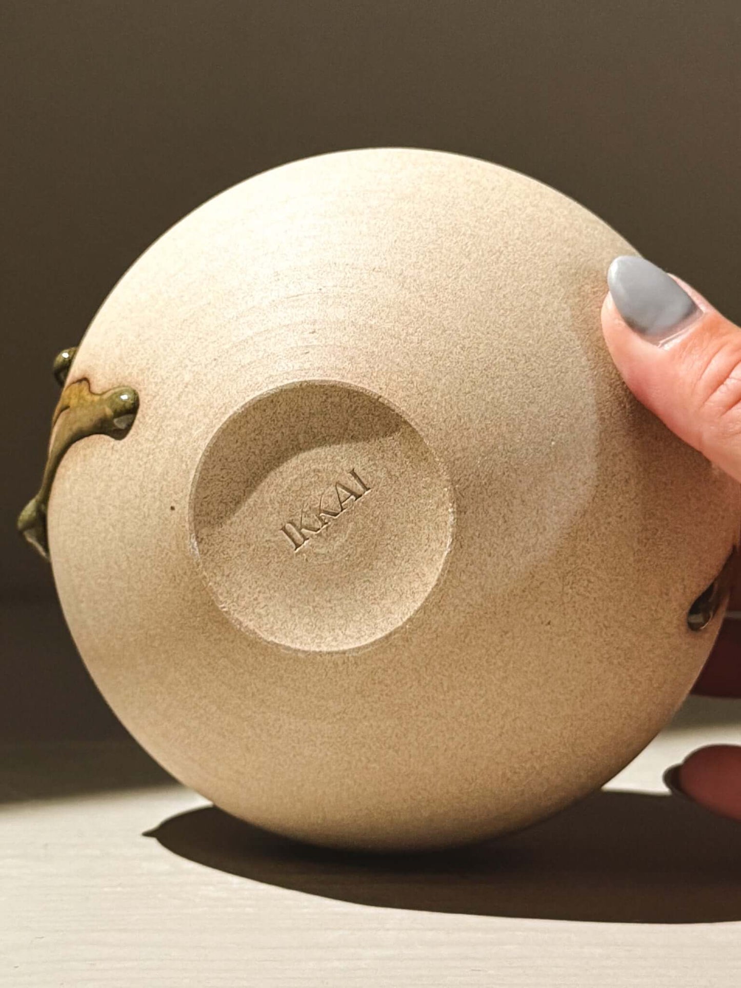 Orb Vase – Tenmoku #04 handmade ceramic Japanese orb vase showing the base design and texture.