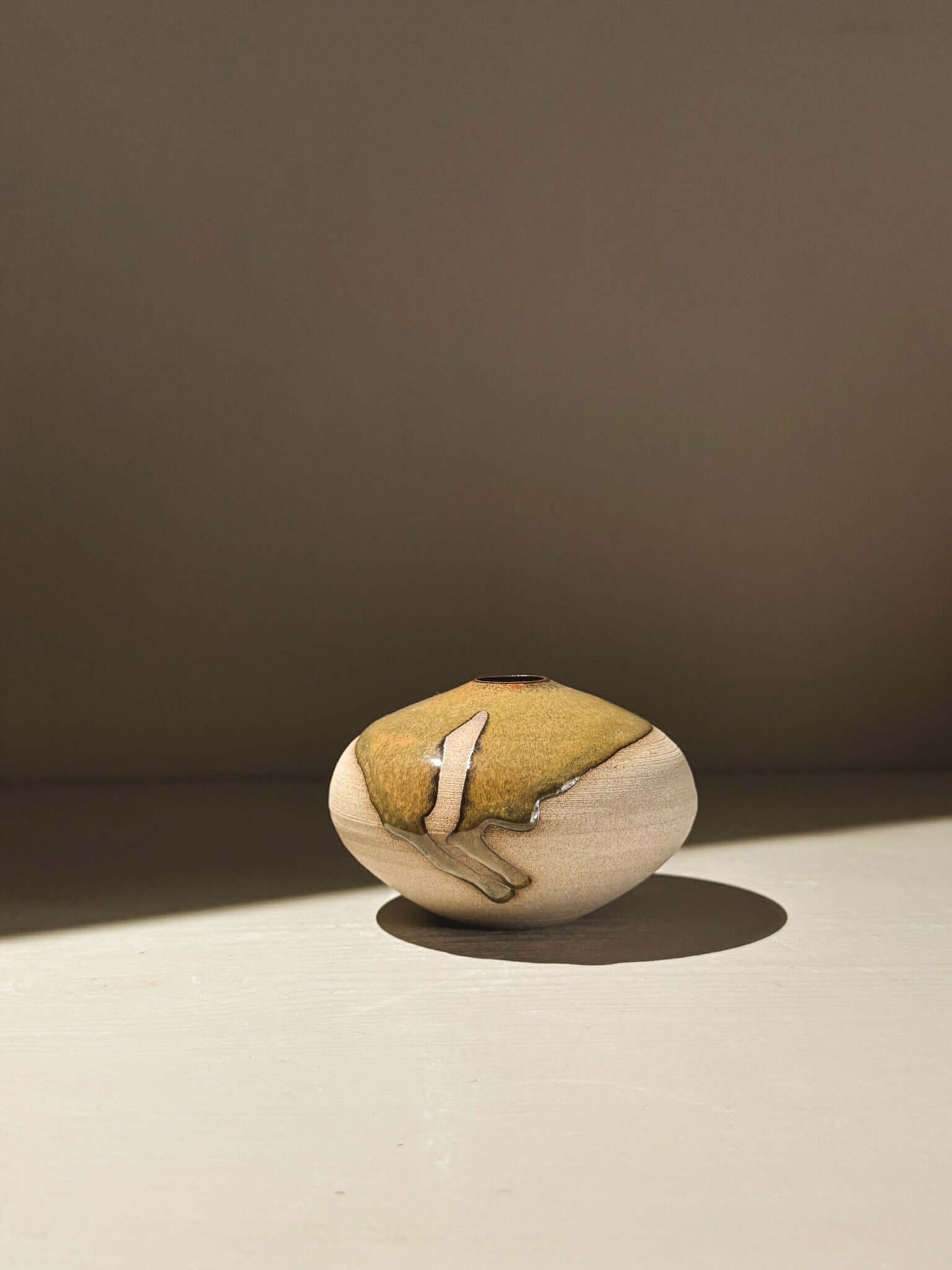 Orb Vase – Tenmoku #08, handmade ceramics with unique glaze patterns and soft spherical form.