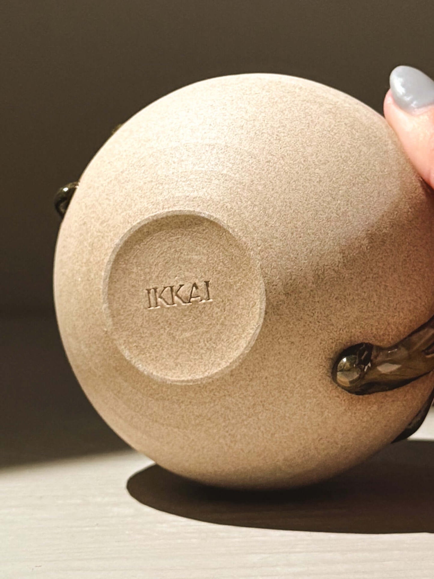 Orb Vase – Tenmoku #09, handmade ceramics with unique glaze patterns and soft spherical form.