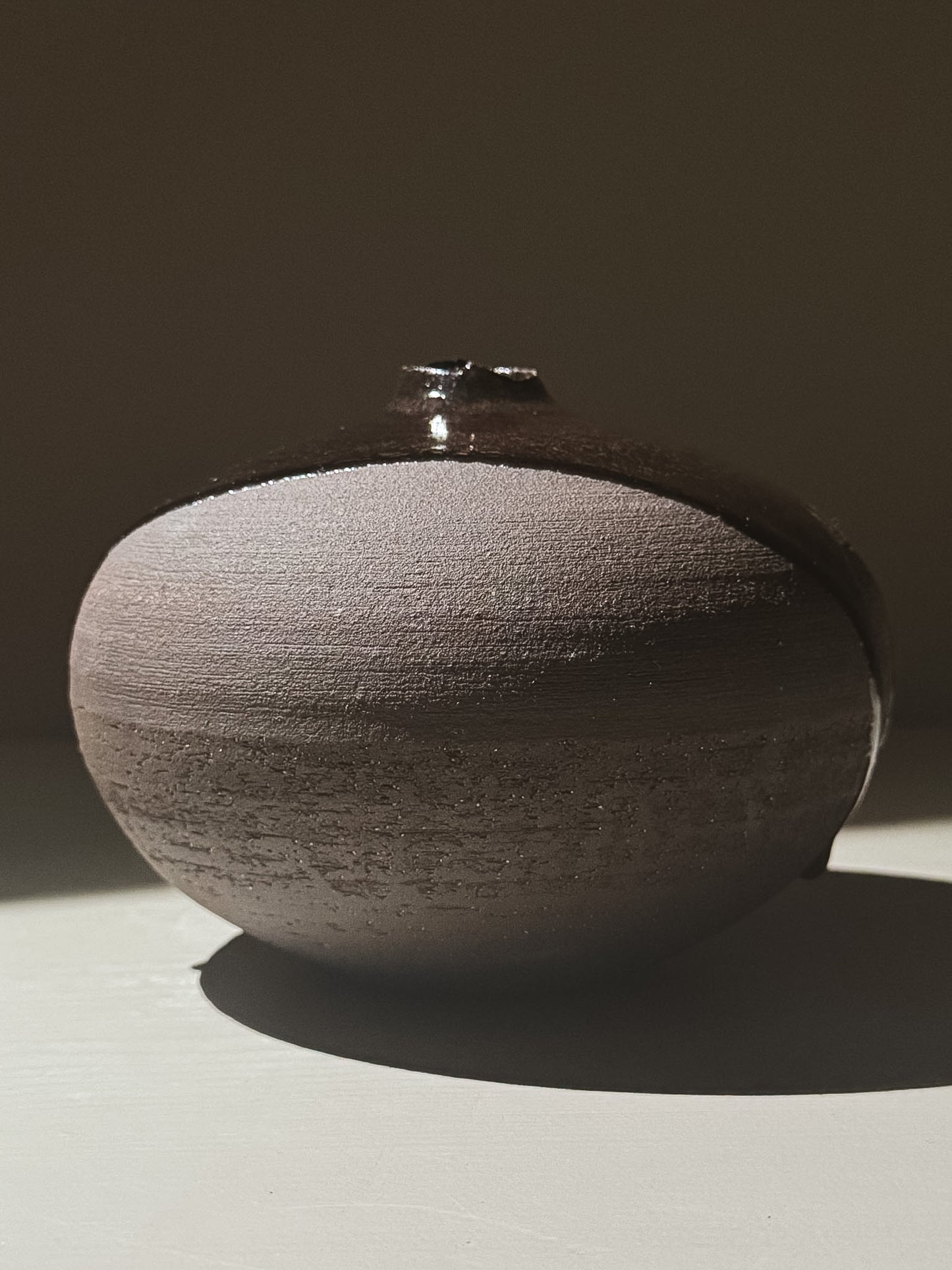 Orb Vase – Kuro Black #01 showcasing a unique rounded design with natural glaze movement and soft sculptural form.